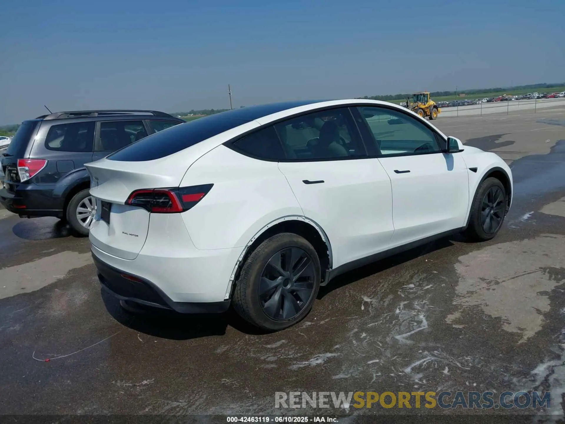 4 Photograph of a damaged car 7SAYGDEE7RF202104 TESLA MODEL Y 2024