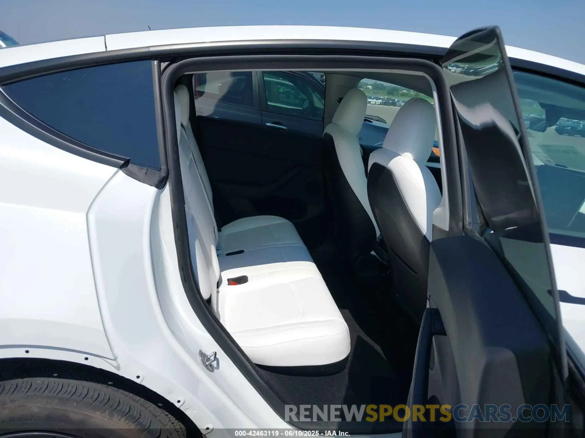 8 Photograph of a damaged car 7SAYGDEE7RF202104 TESLA MODEL Y 2024