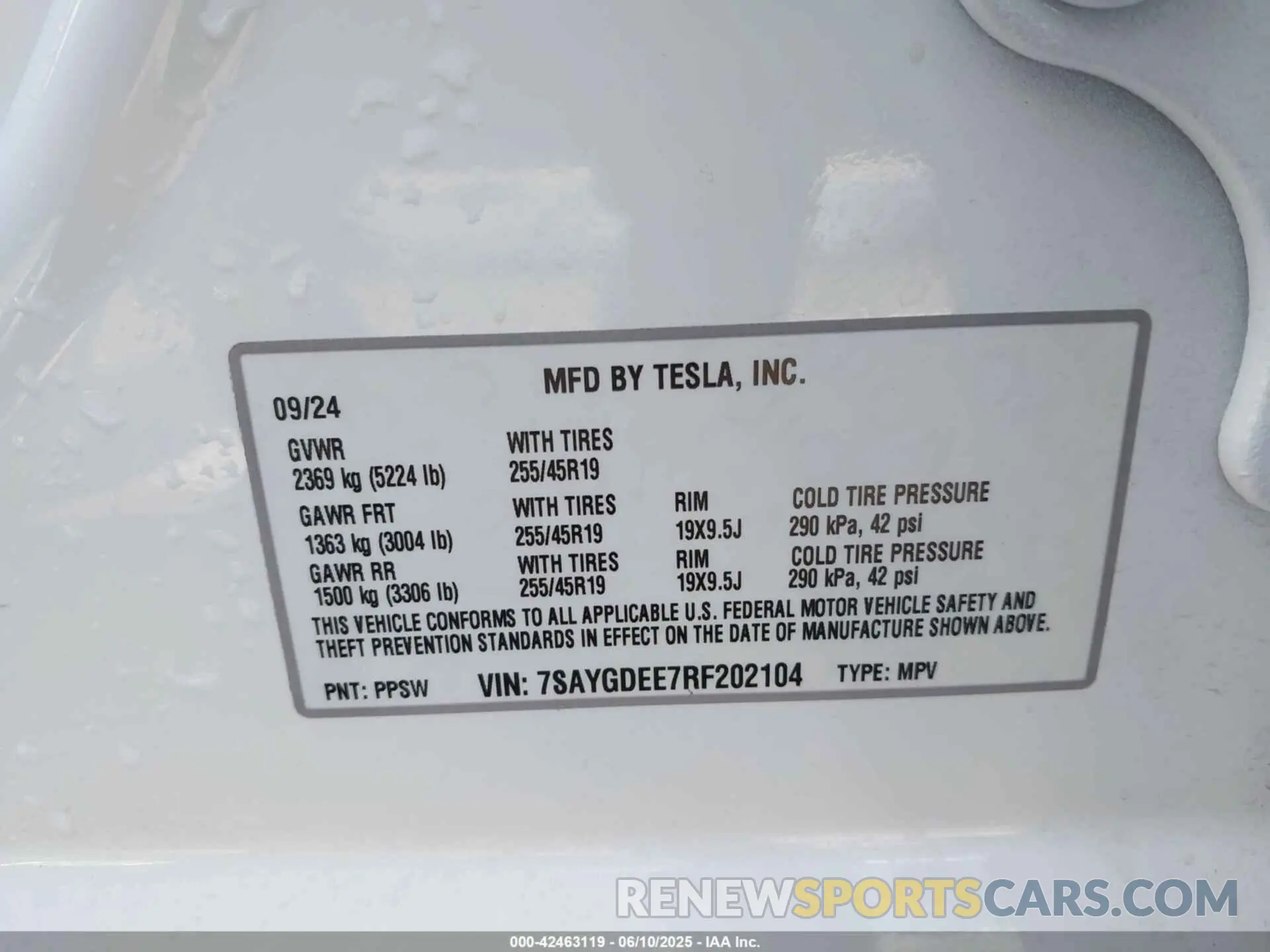 9 Photograph of a damaged car 7SAYGDEE7RF202104 TESLA MODEL Y 2024