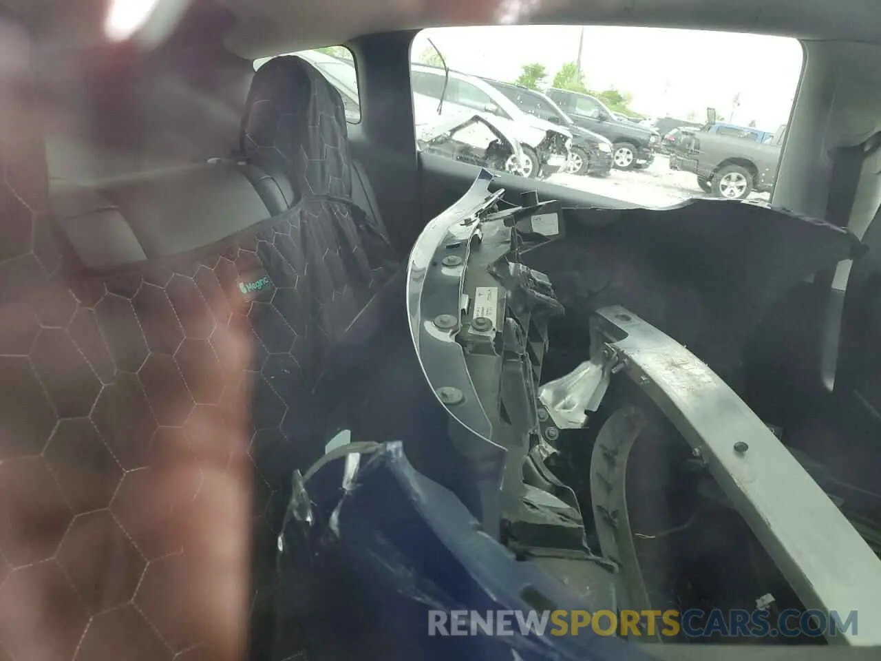10 Photograph of a damaged car 7SAYGDEE8RA226229 TESLA MODEL Y 2024