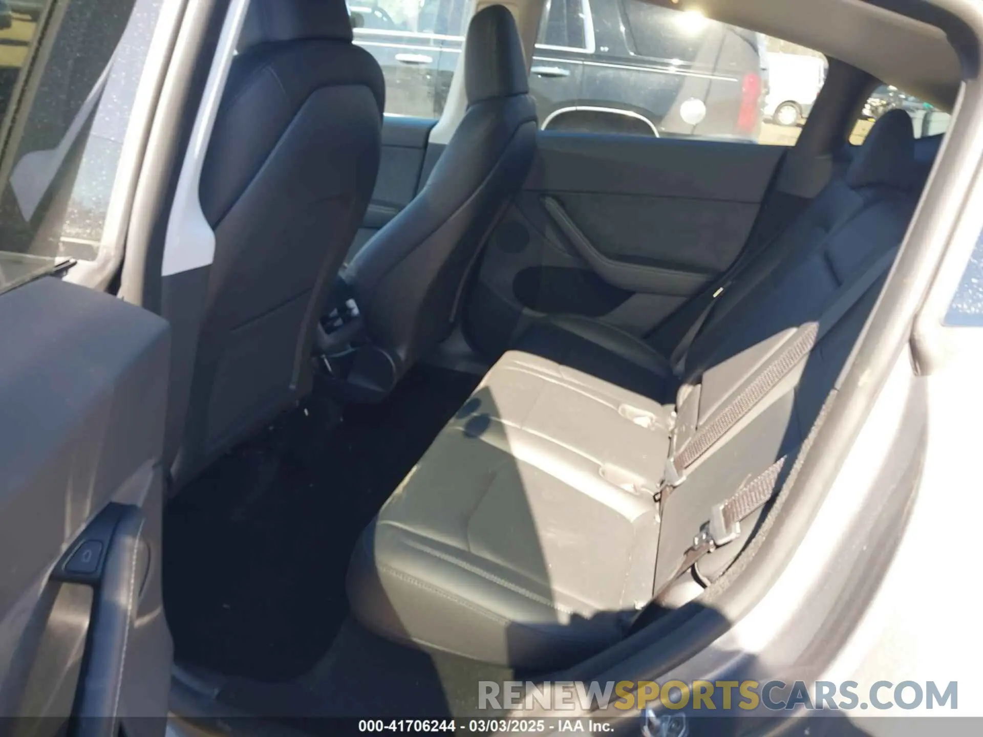 8 Photograph of a damaged car 7SAYGDEE8RA288925 TESLA MODEL Y 2024