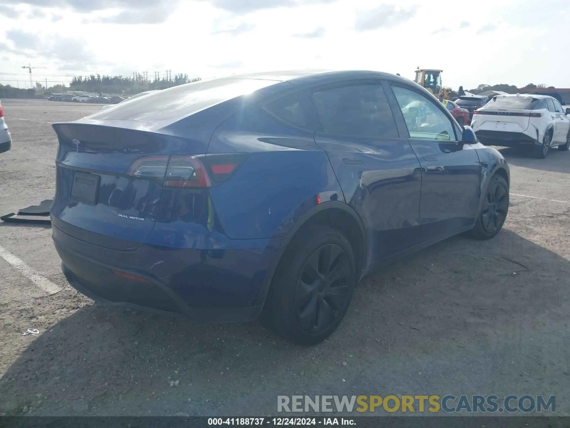 4 Photograph of a damaged car 7SAYGDEE8RA307540 TESLA MODEL Y 2024