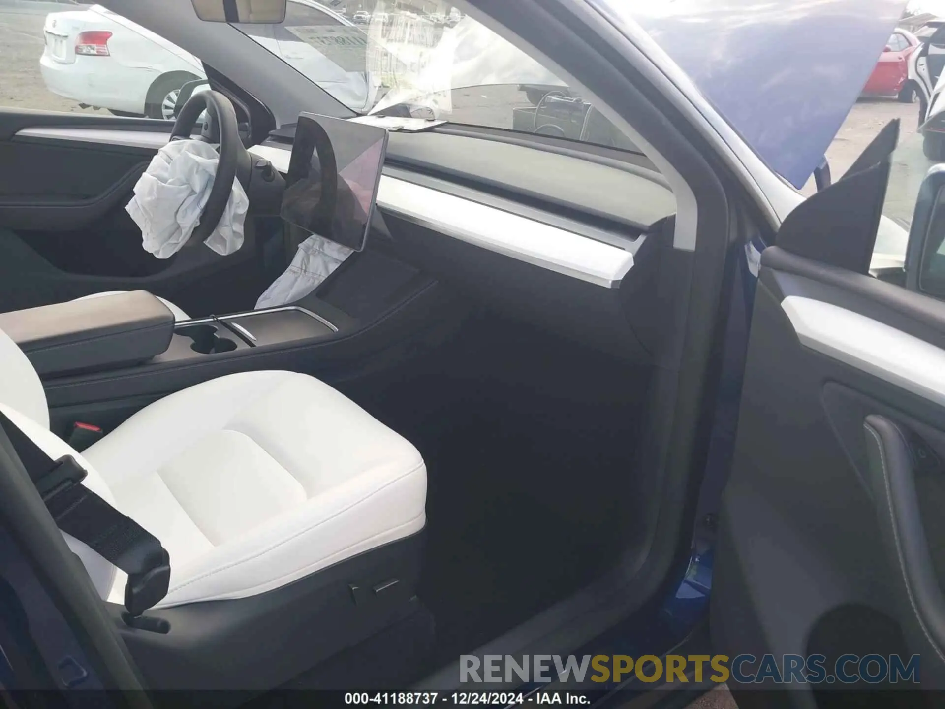 5 Photograph of a damaged car 7SAYGDEE8RA307540 TESLA MODEL Y 2024