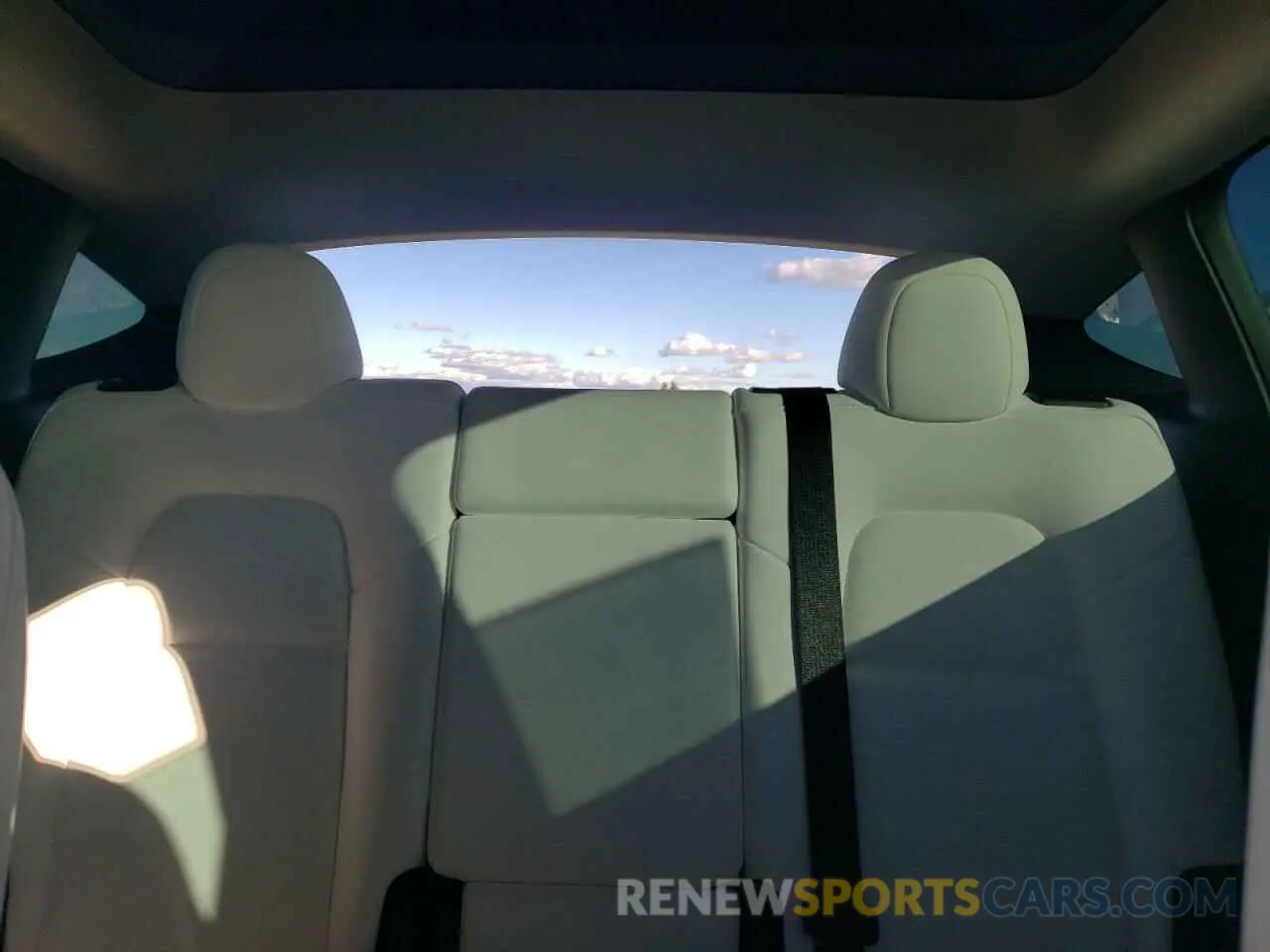 10 Photograph of a damaged car 7SAYGDEE8RF002655 TESLA MODEL Y 2024