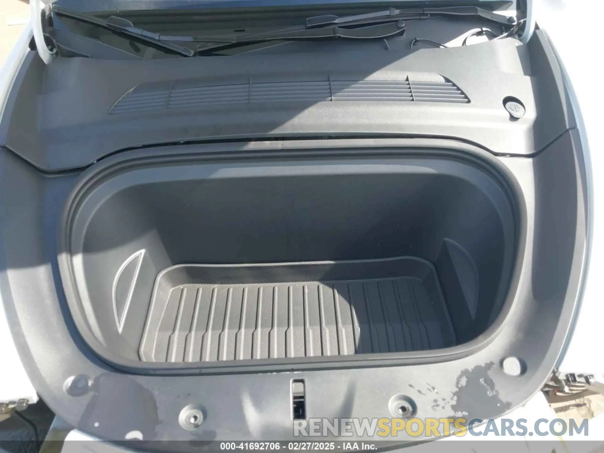 10 Photograph of a damaged car 7SAYGDEE8RF161370 TESLA MODEL Y 2024