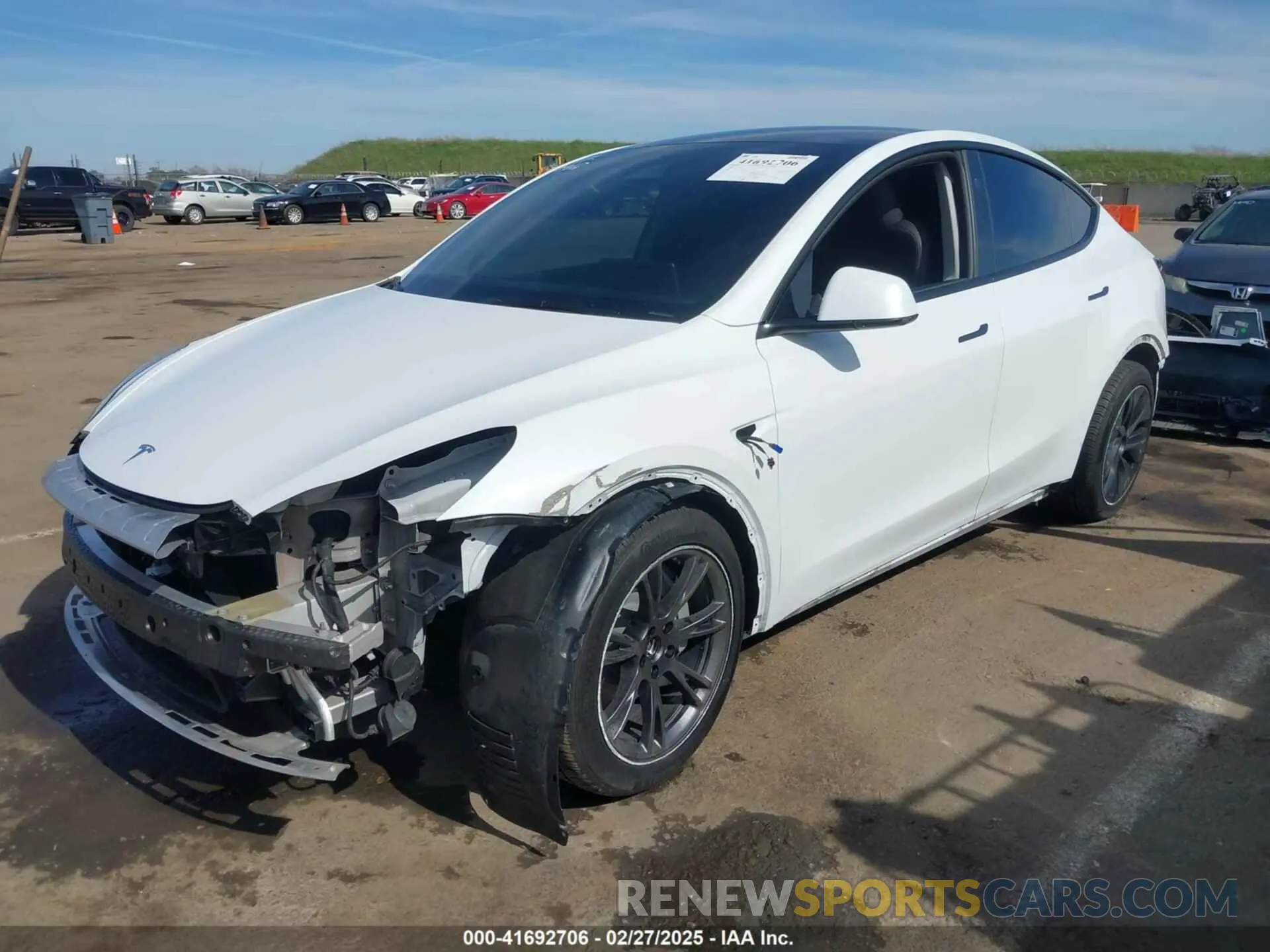 2 Photograph of a damaged car 7SAYGDEE8RF161370 TESLA MODEL Y 2024