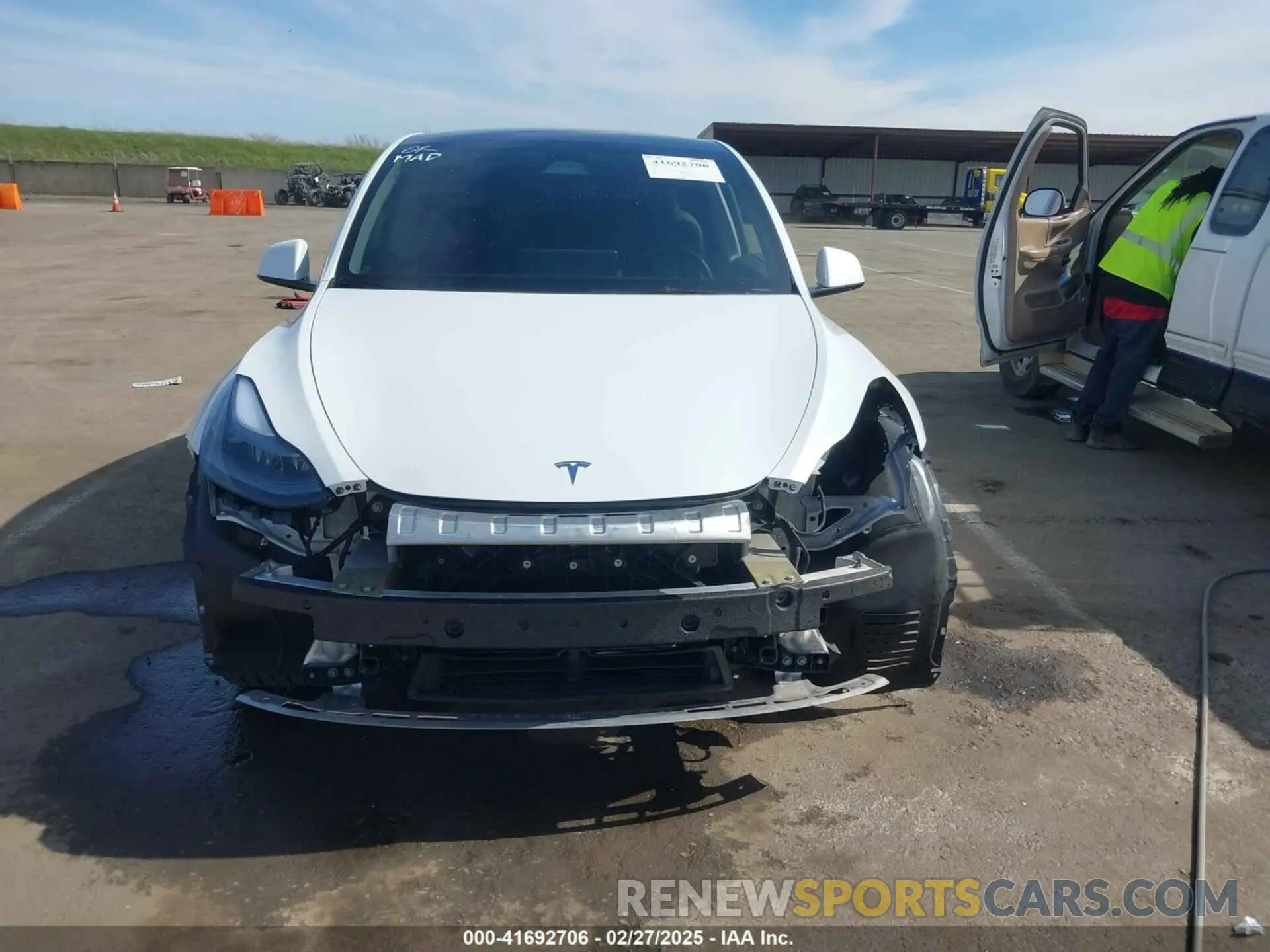 6 Photograph of a damaged car 7SAYGDEE8RF161370 TESLA MODEL Y 2024