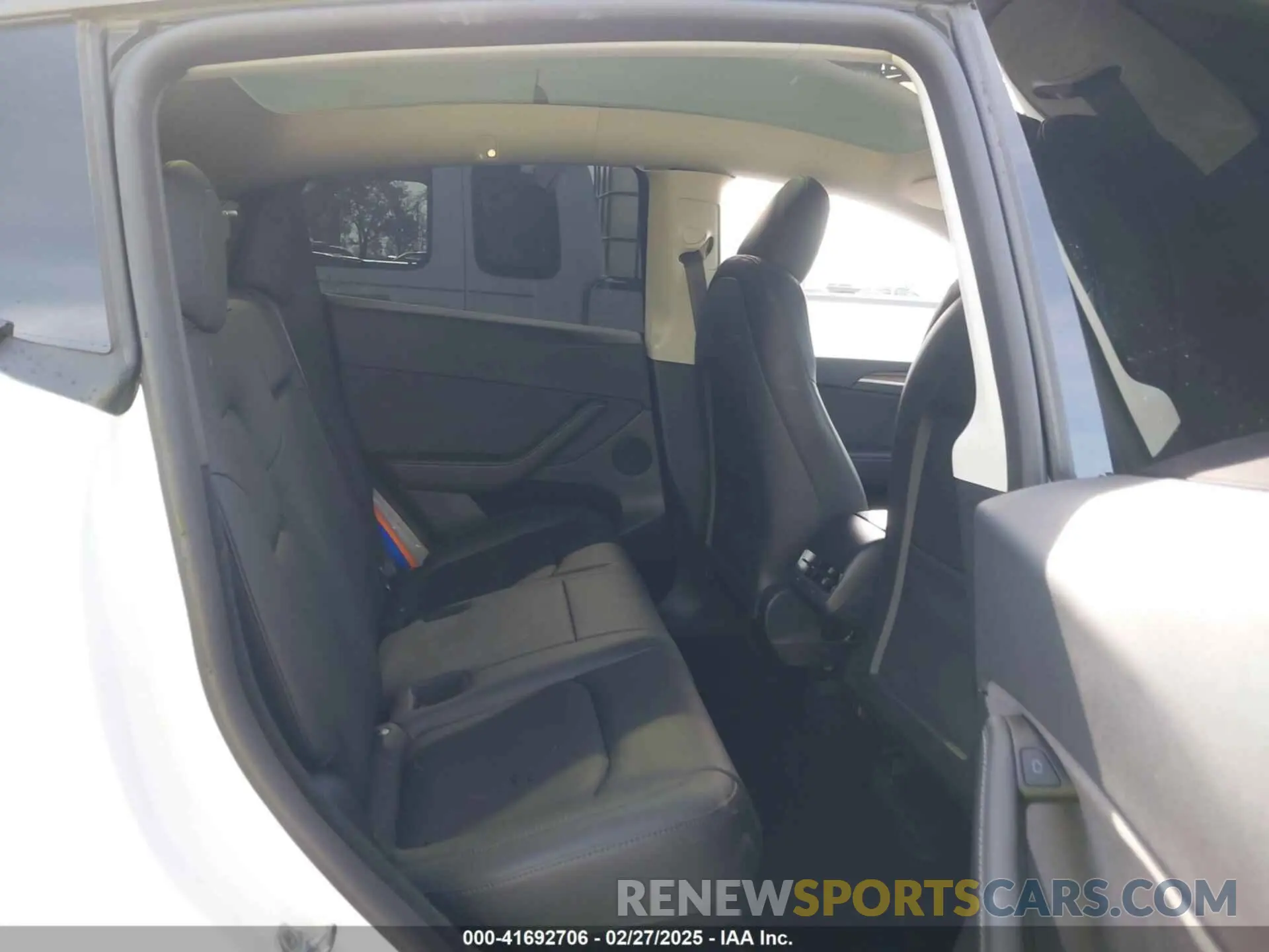 8 Photograph of a damaged car 7SAYGDEE8RF161370 TESLA MODEL Y 2024