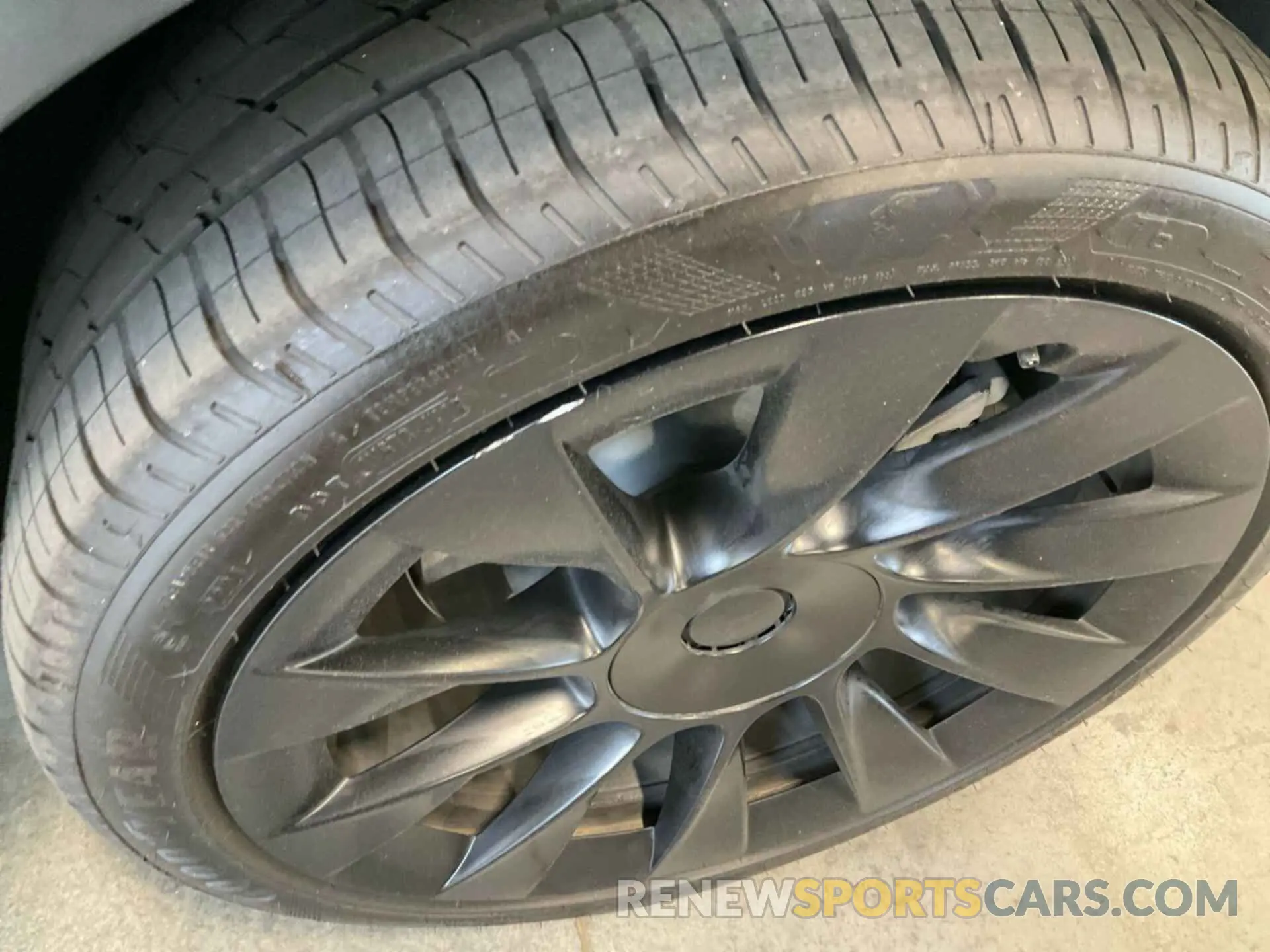 4 Photograph of a damaged car 7SAYGDEE8RF986468 TESLA MODEL Y 2024