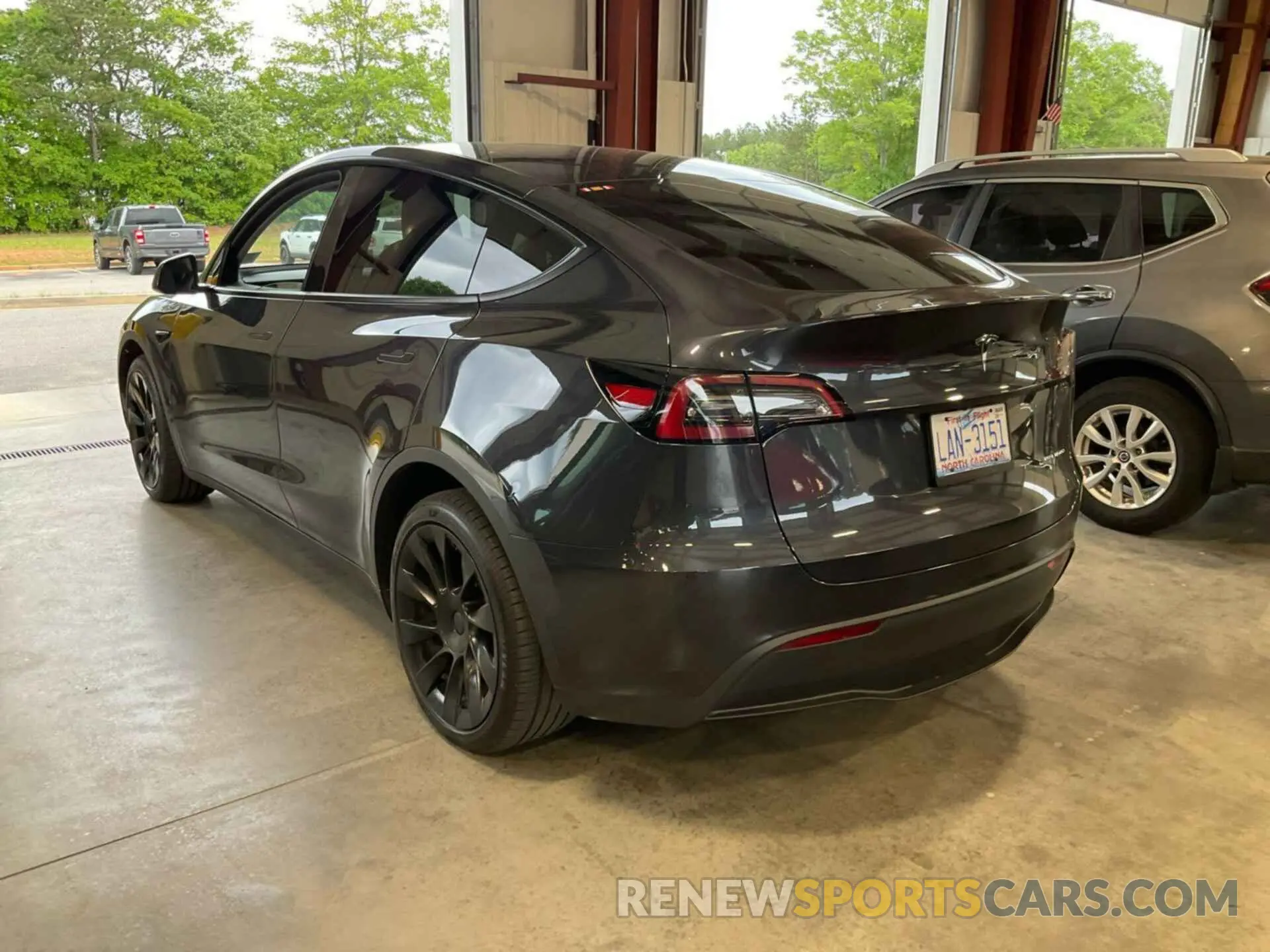 9 Photograph of a damaged car 7SAYGDEE8RF986468 TESLA MODEL Y 2024