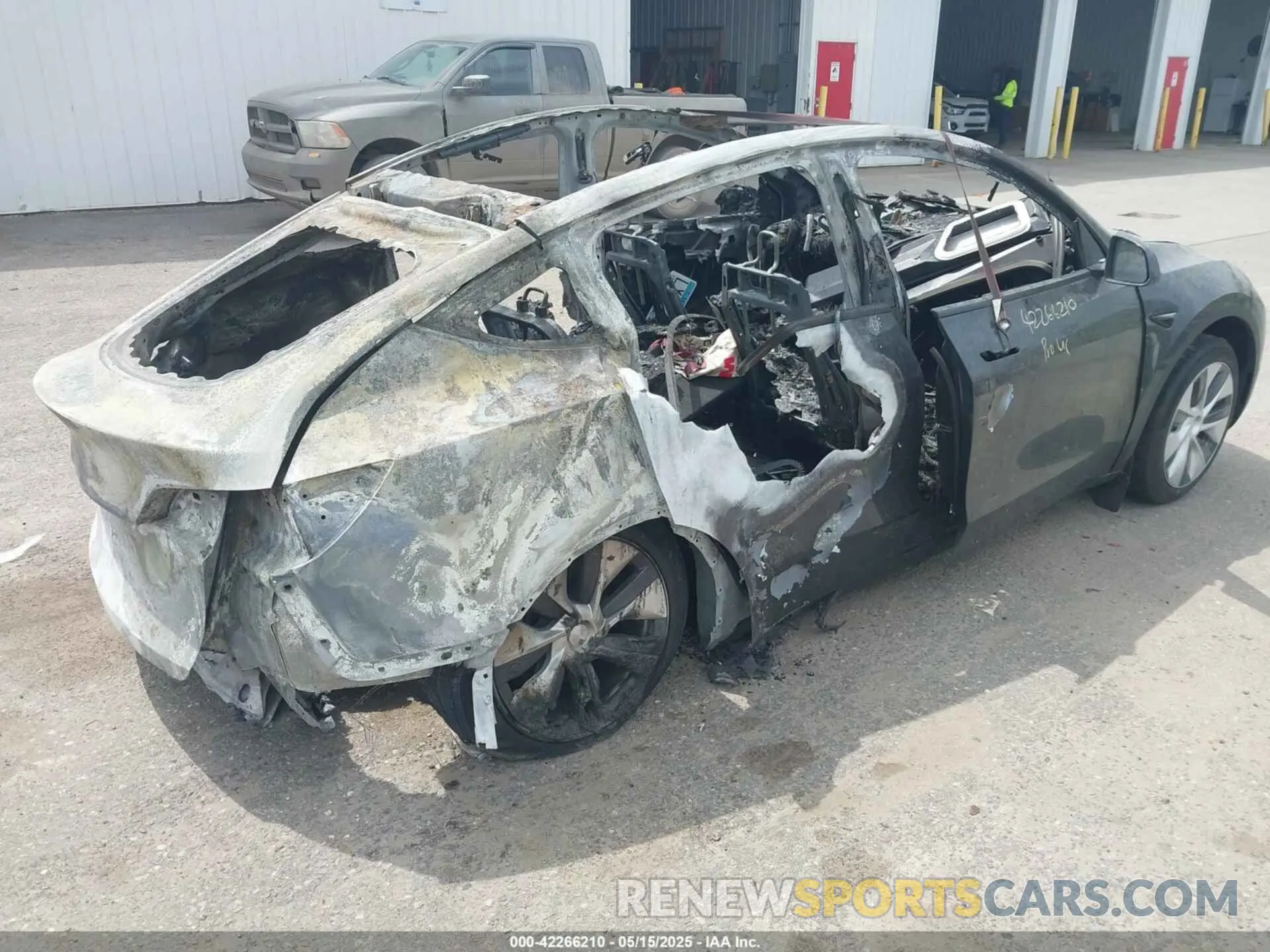 4 Photograph of a damaged car 7SAYGDEE8RF991377 TESLA MODEL Y 2024