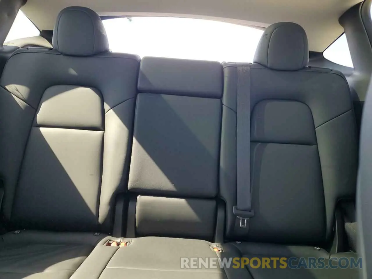 10 Photograph of a damaged car 7SAYGDEE9RA222416 TESLA MODEL Y 2024
