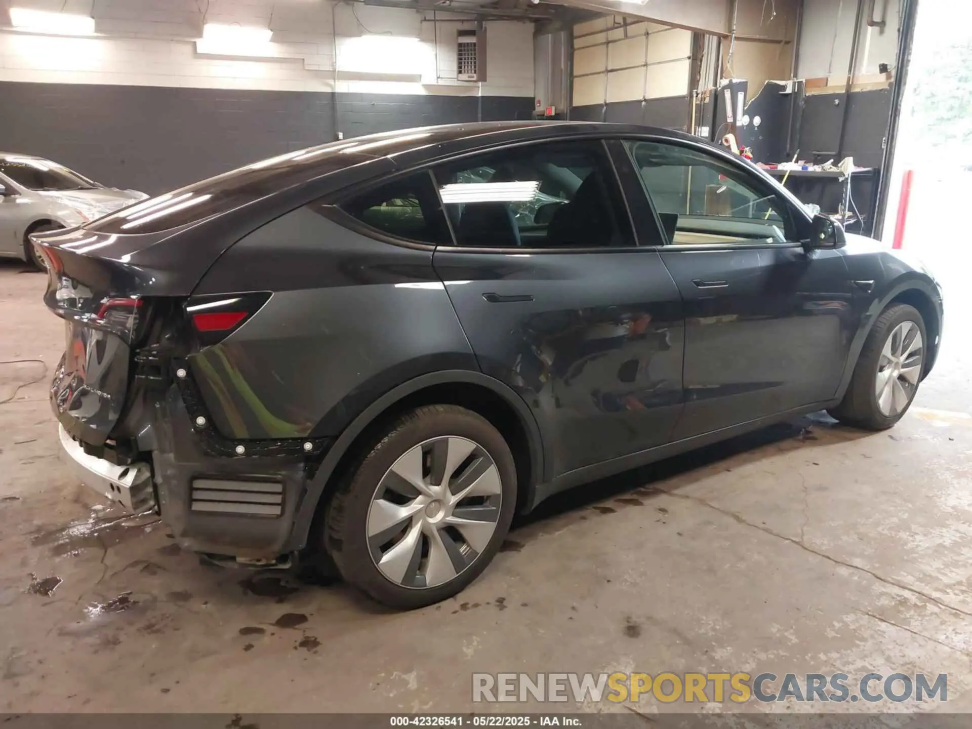 4 Фотография поврежденного автомобиля 7SAYGDEE9RA236235 TESLA MODEL Y 2024