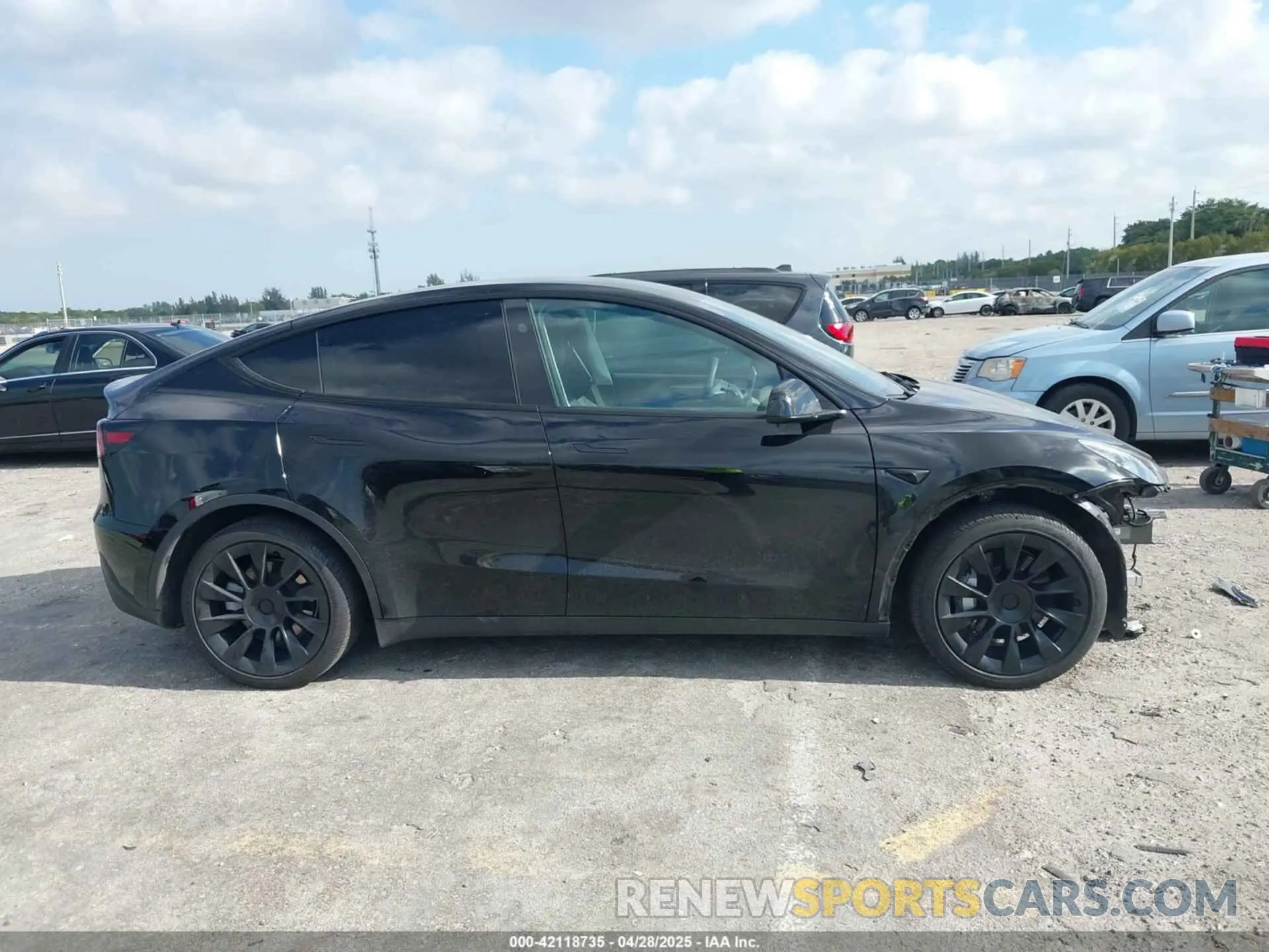 14 Photograph of a damaged car 7SAYGDEE9RA293261 TESLA MODEL Y 2024