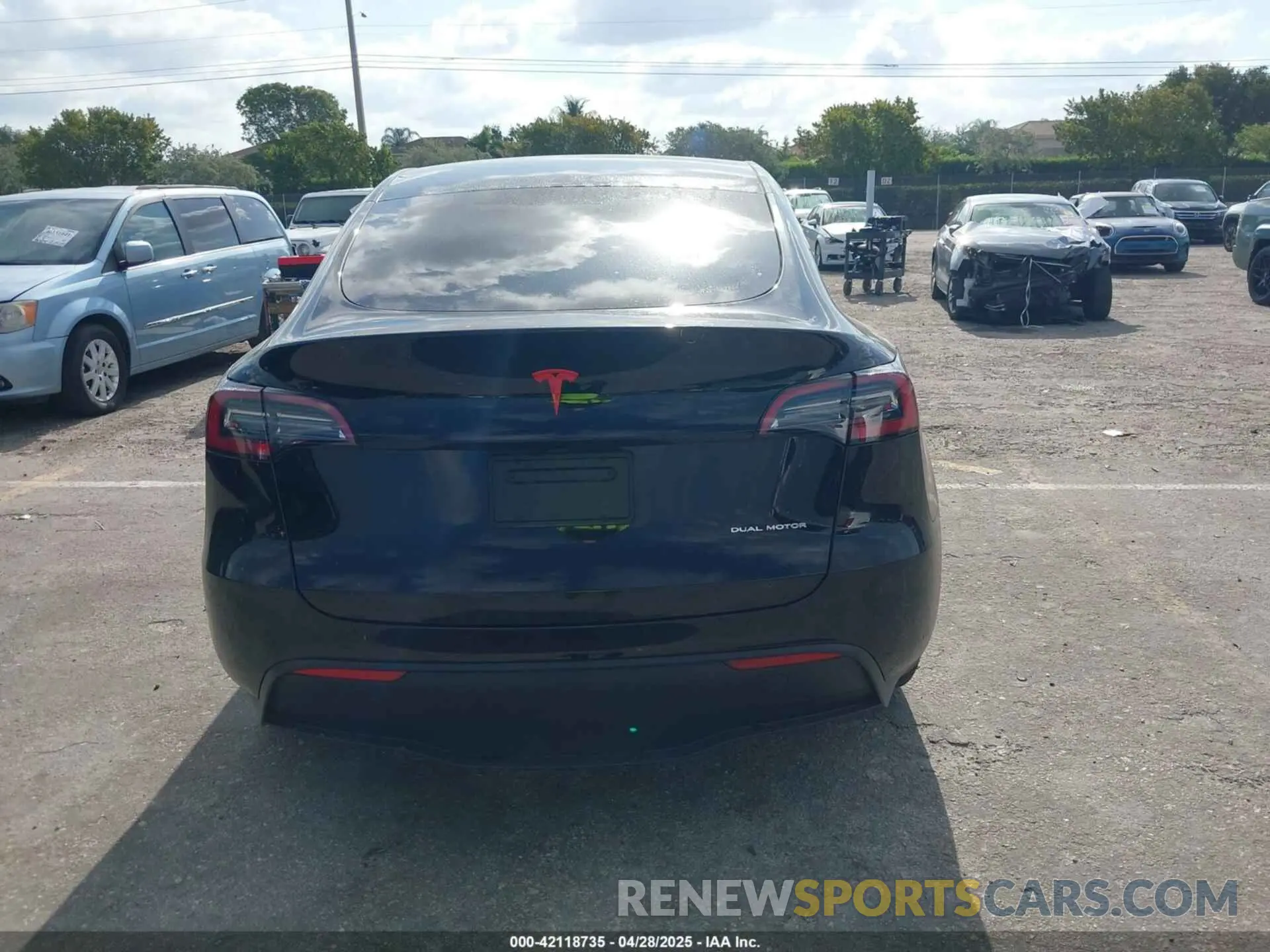 17 Photograph of a damaged car 7SAYGDEE9RA293261 TESLA MODEL Y 2024