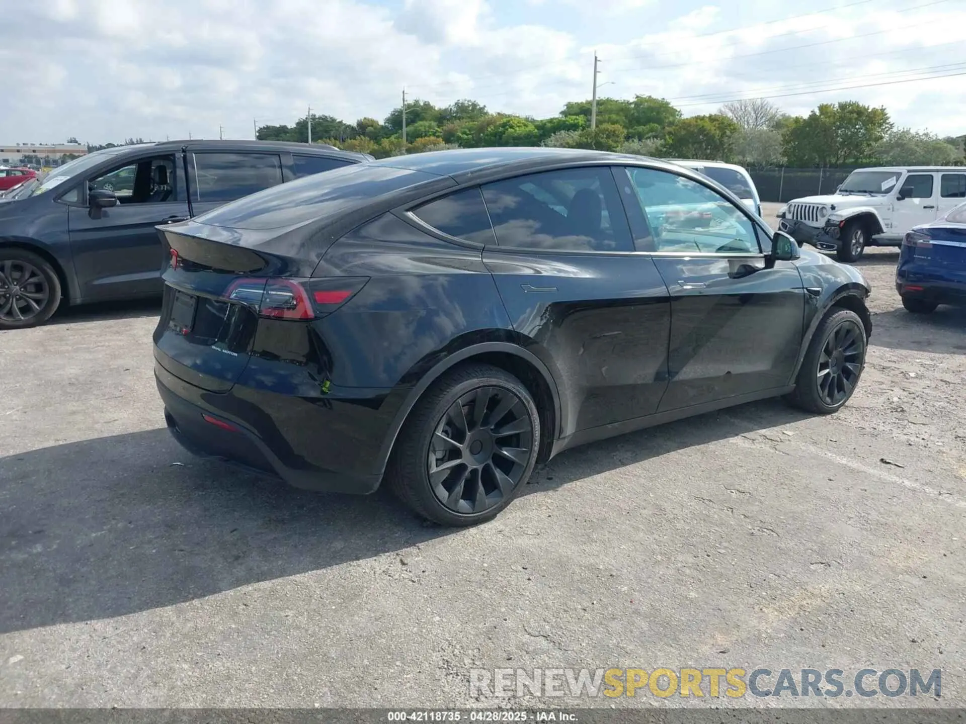 4 Photograph of a damaged car 7SAYGDEE9RA293261 TESLA MODEL Y 2024