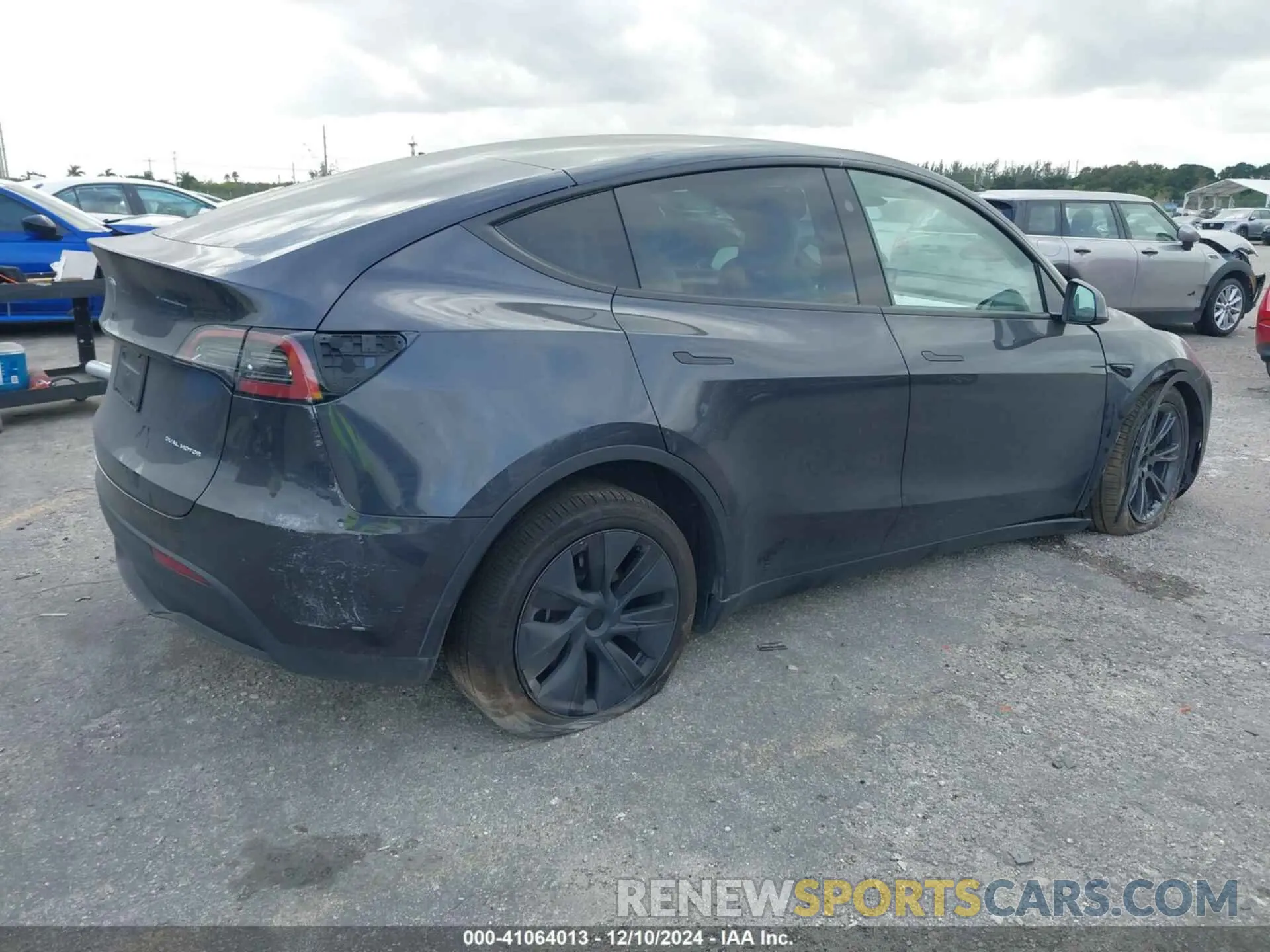 4 Photograph of a damaged car 7SAYGDEE9RA325206 TESLA MODEL Y 2024