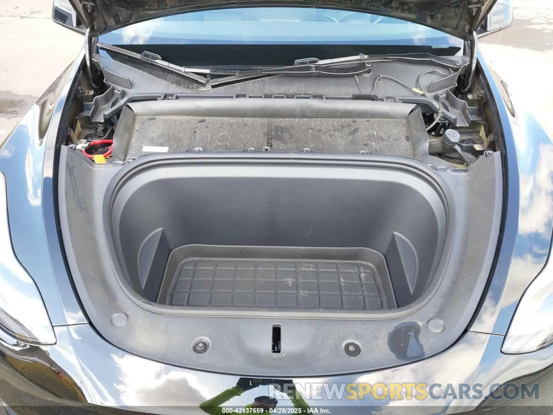 10 Photograph of a damaged car 7SAYGDEE9RF004902 TESLA MODEL Y 2024
