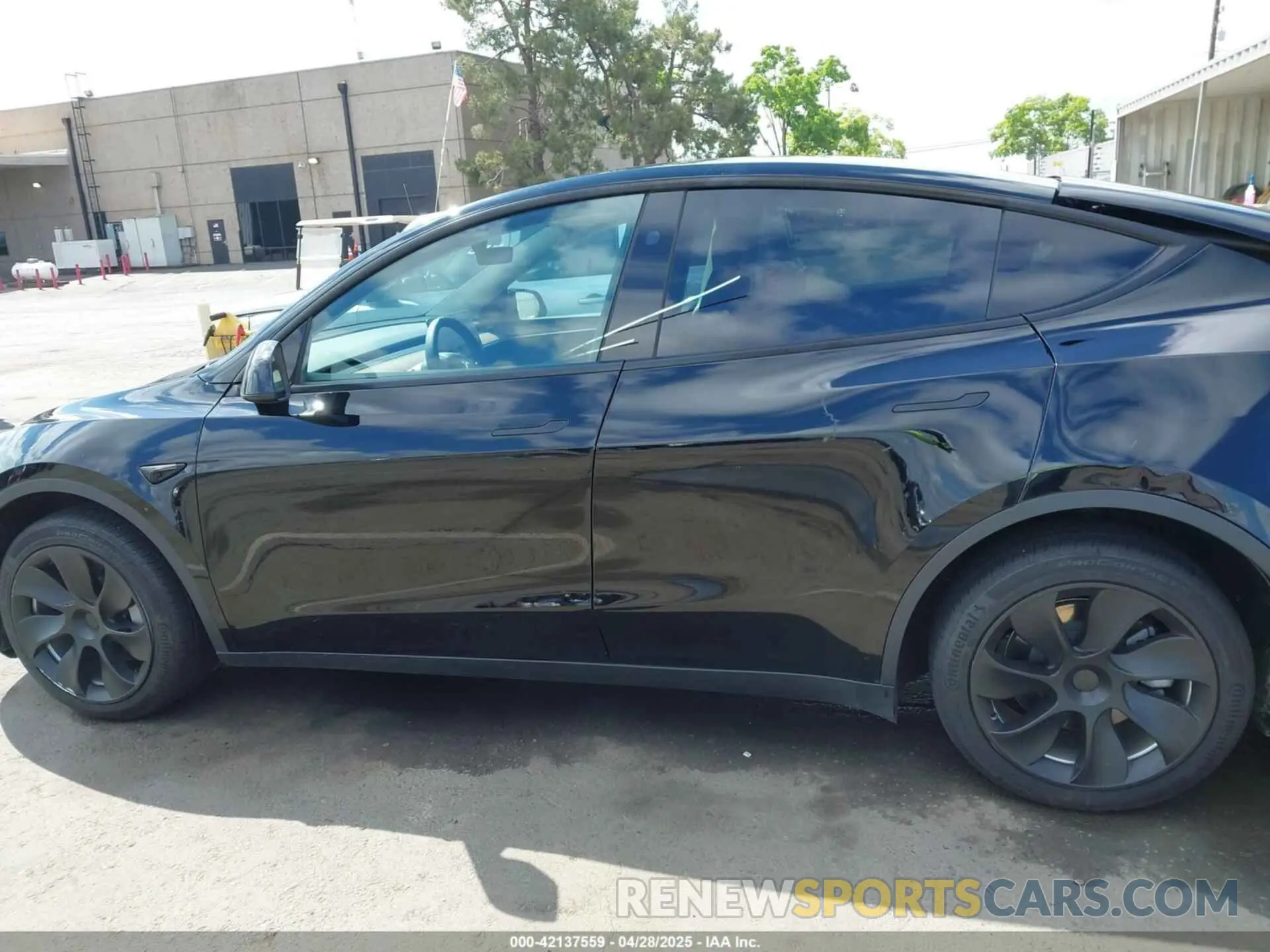 14 Photograph of a damaged car 7SAYGDEE9RF004902 TESLA MODEL Y 2024