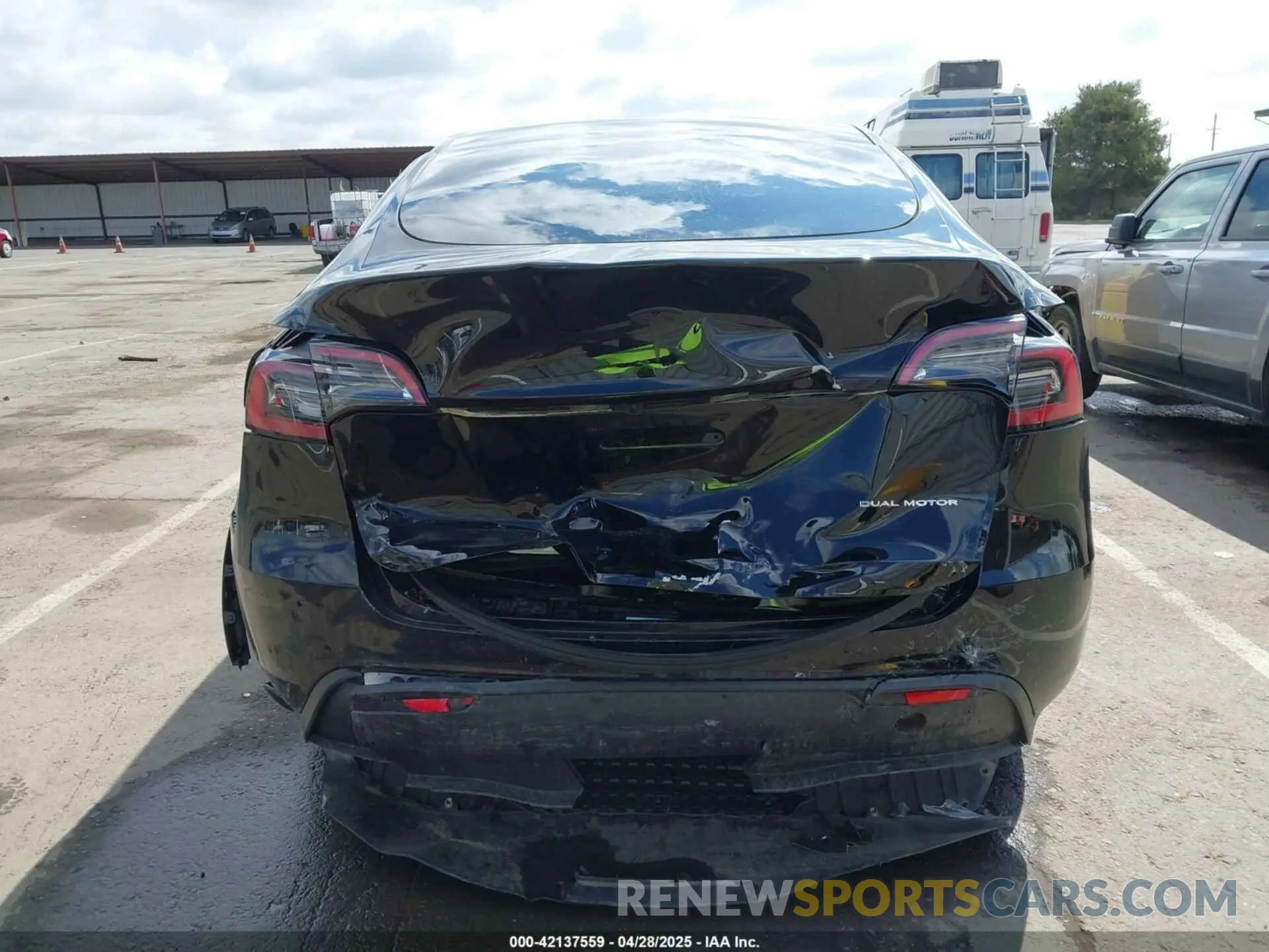 16 Photograph of a damaged car 7SAYGDEE9RF004902 TESLA MODEL Y 2024