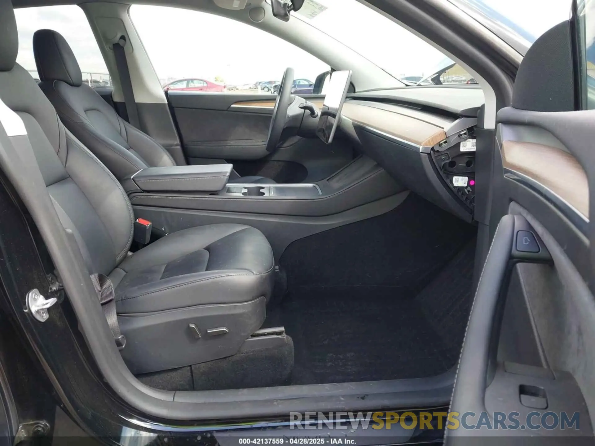 5 Photograph of a damaged car 7SAYGDEE9RF004902 TESLA MODEL Y 2024