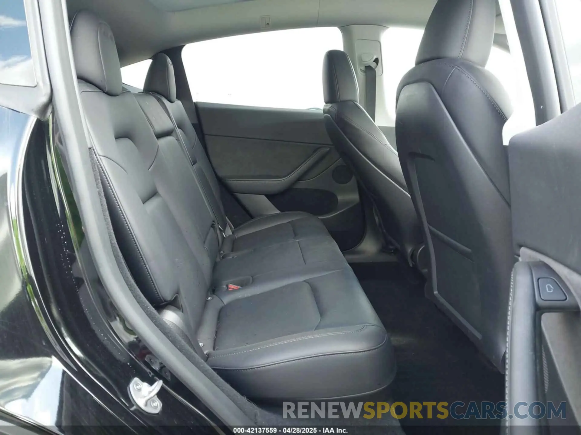 8 Photograph of a damaged car 7SAYGDEE9RF004902 TESLA MODEL Y 2024