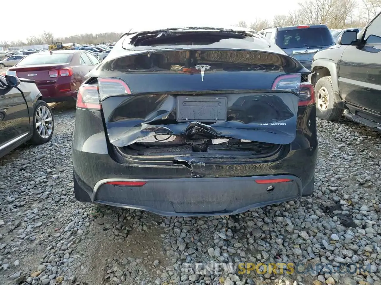 6 Photograph of a damaged car 7SAYGDEE9RF183281 TESLA MODEL Y 2024