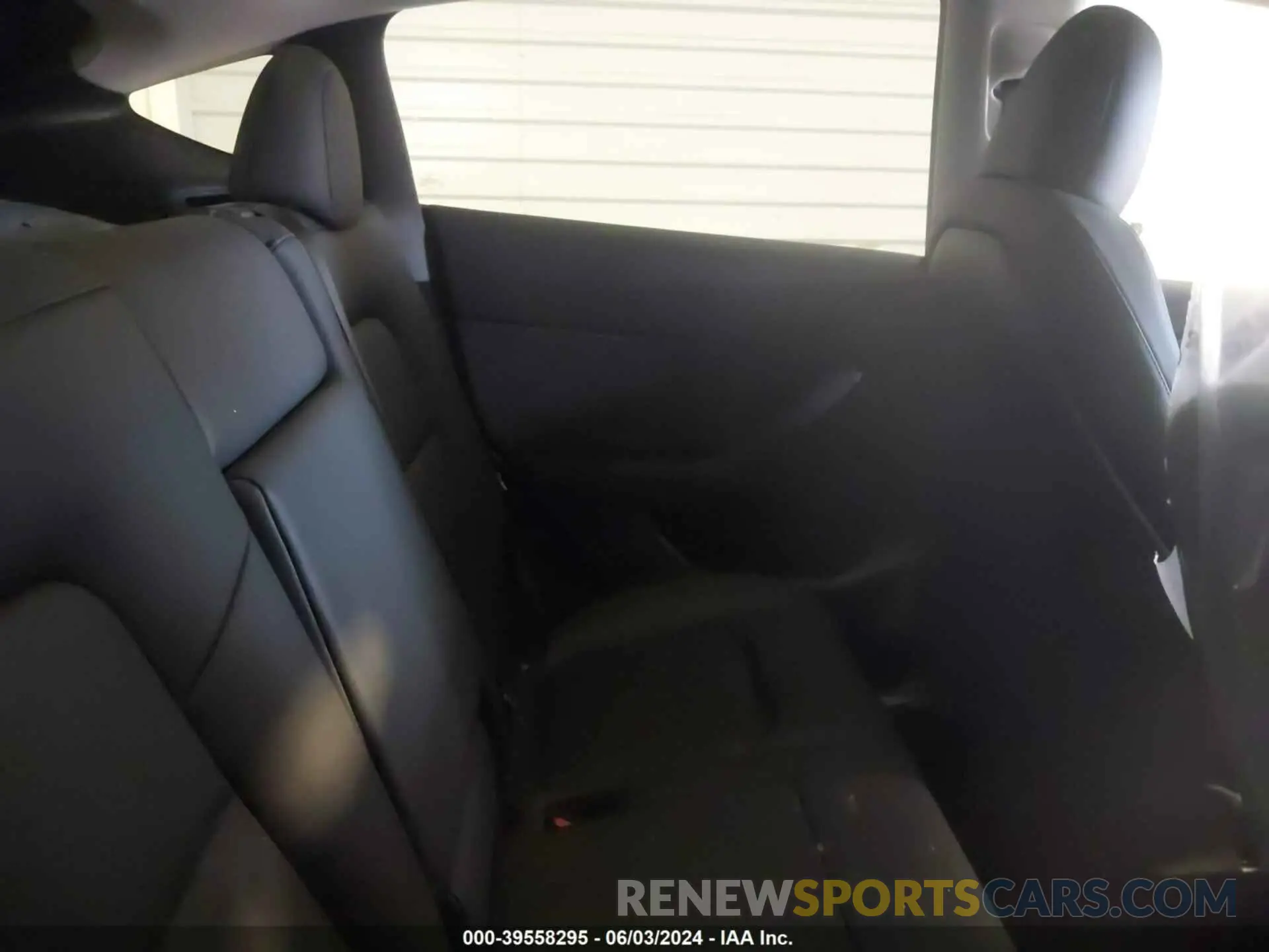 7 Photograph of a damaged car 7SAYGDEEXRA244425 TESLA MODEL Y 2024