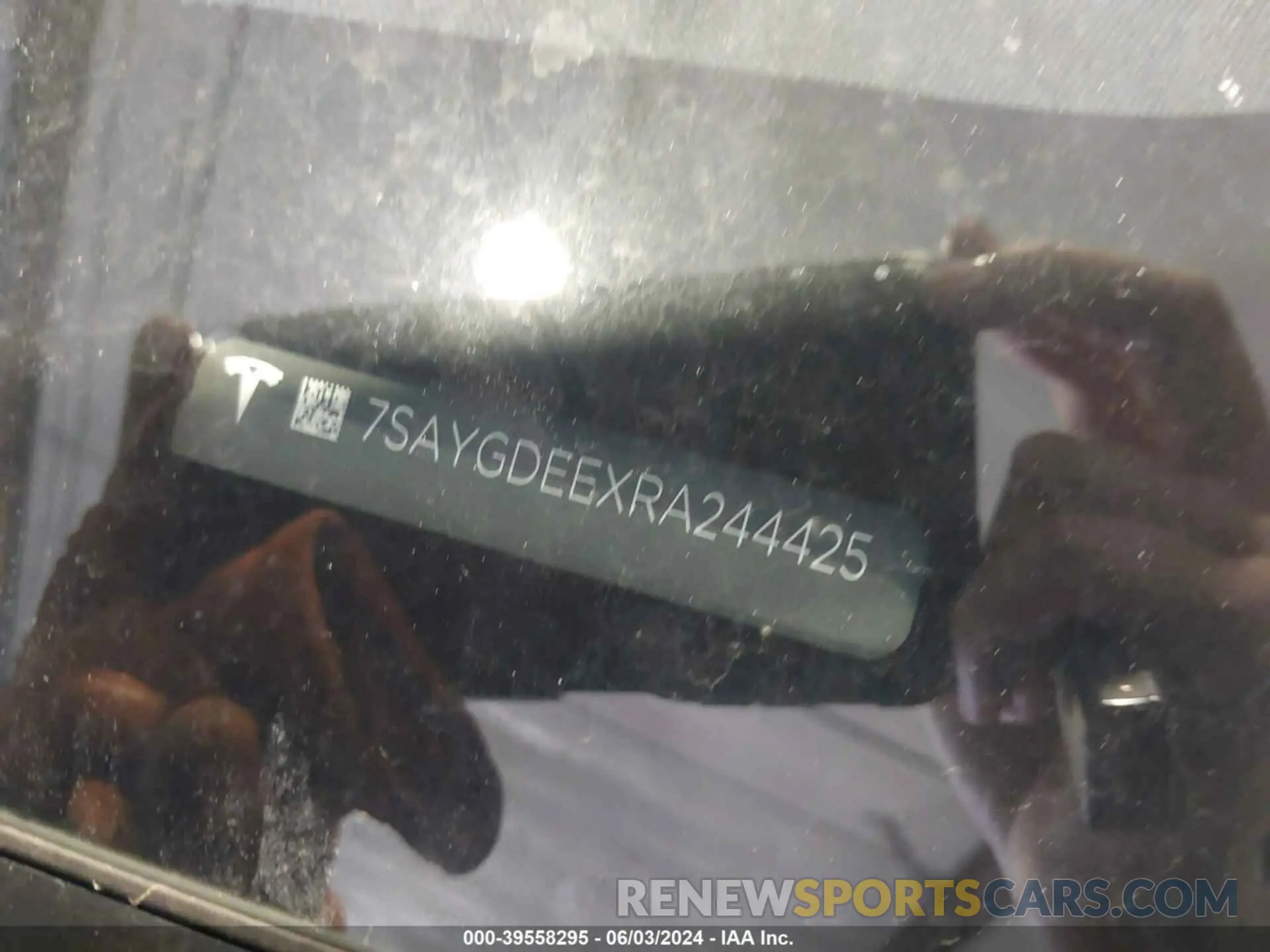 8 Photograph of a damaged car 7SAYGDEEXRA244425 TESLA MODEL Y 2024