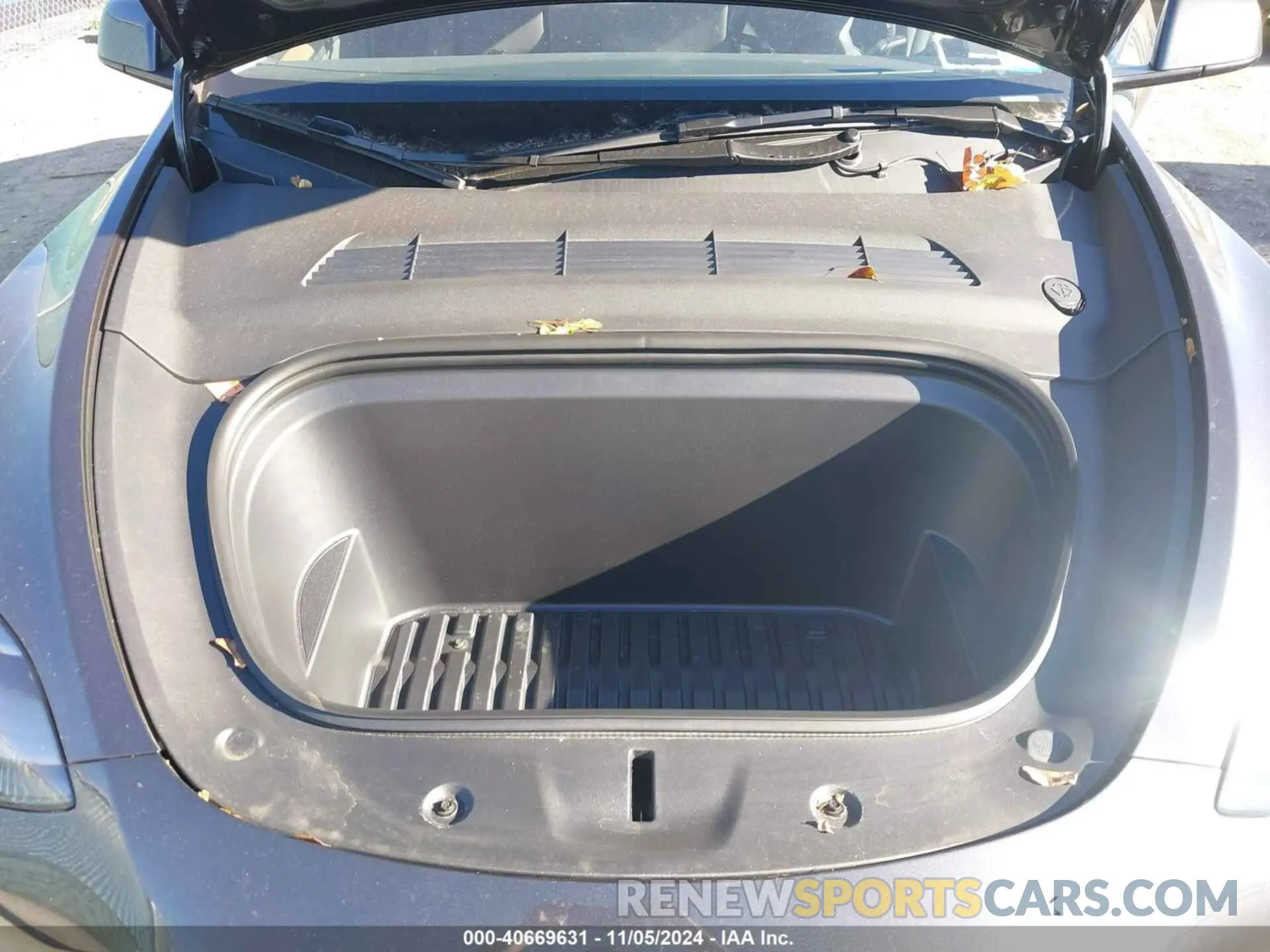10 Photograph of a damaged car 7SAYGDEEXRA250886 TESLA MODEL Y 2024