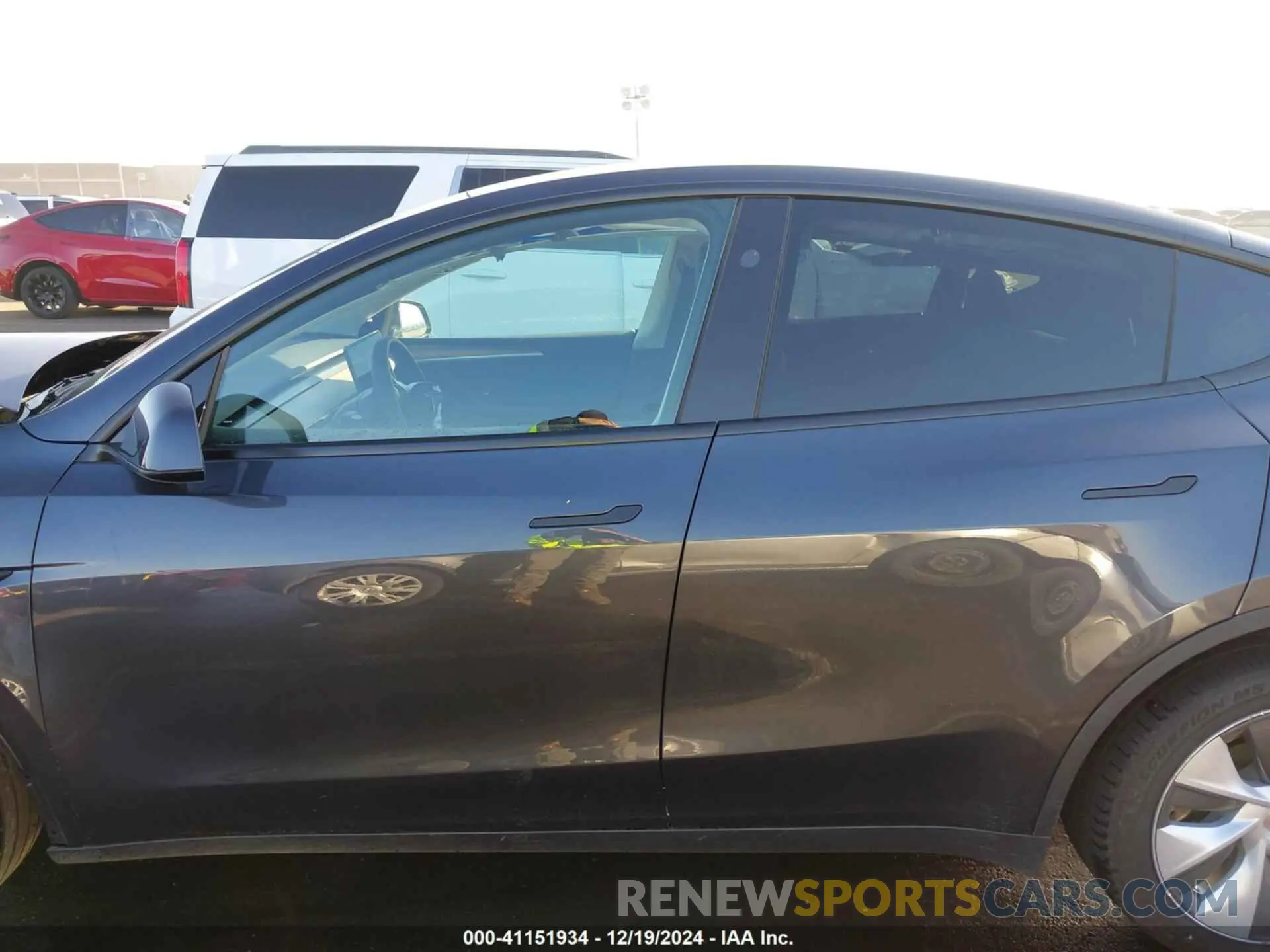 14 Photograph of a damaged car 7SAYGDEEXRA270975 TESLA MODEL Y 2024