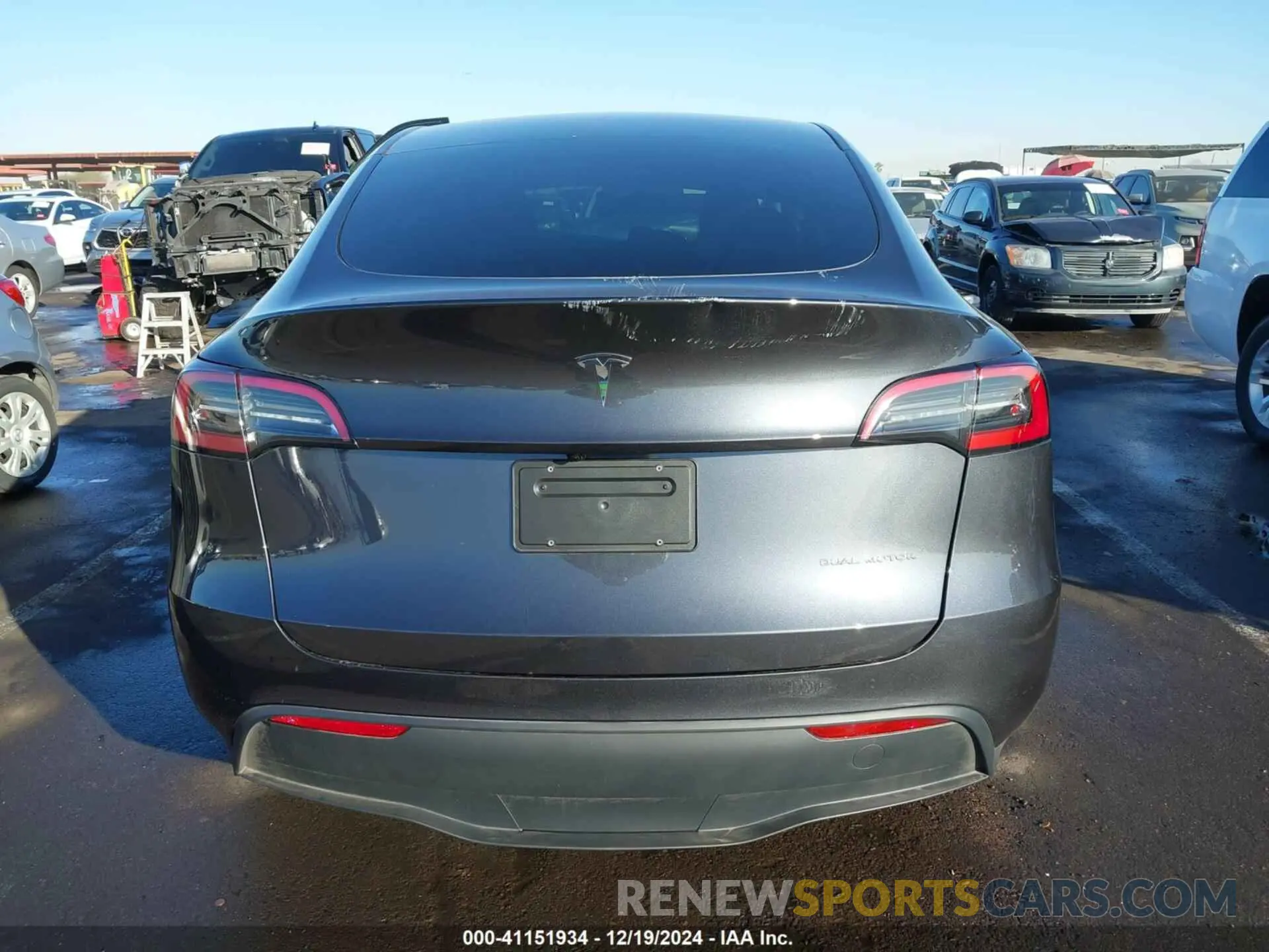 16 Photograph of a damaged car 7SAYGDEEXRA270975 TESLA MODEL Y 2024