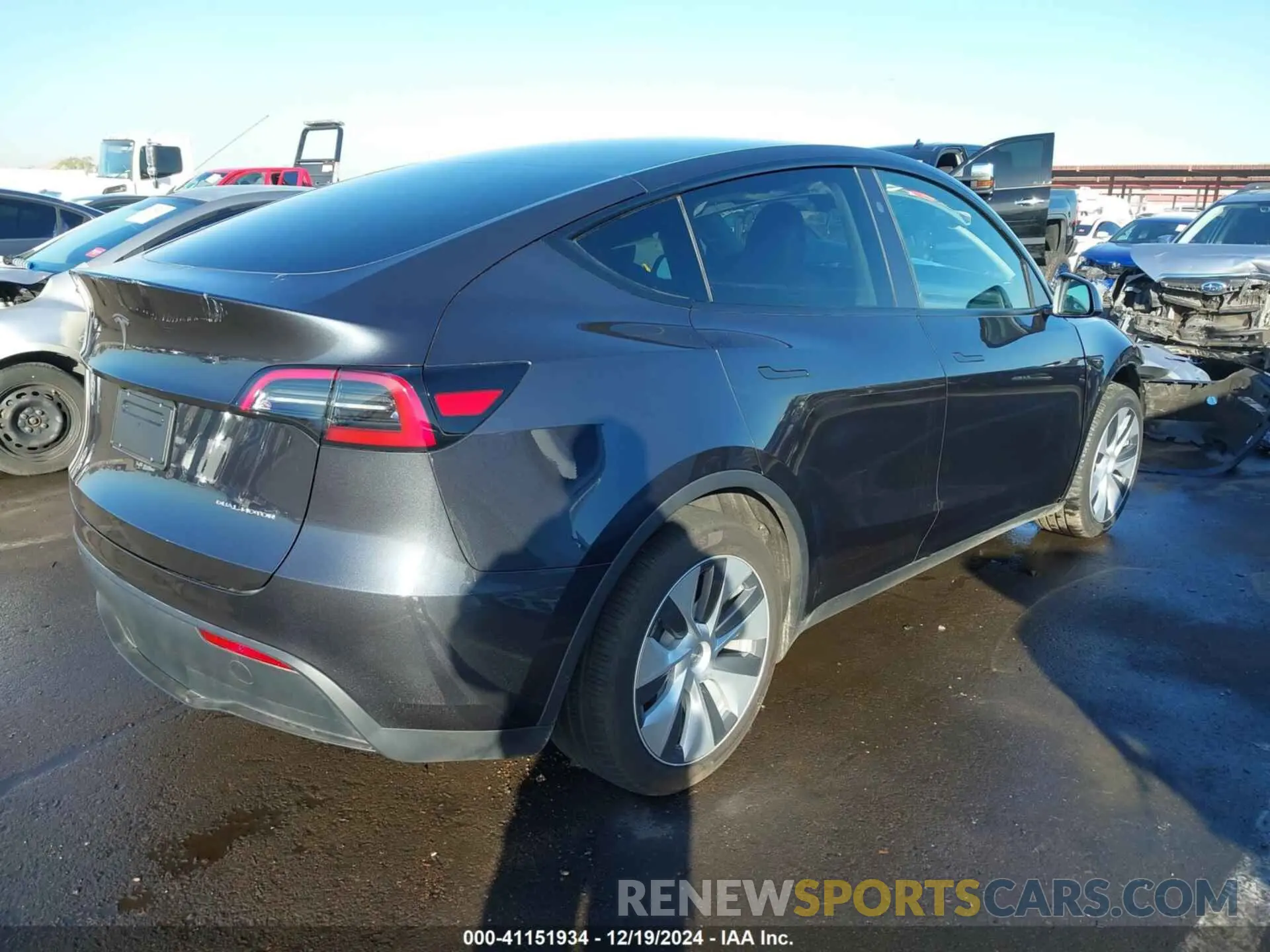 4 Photograph of a damaged car 7SAYGDEEXRA270975 TESLA MODEL Y 2024