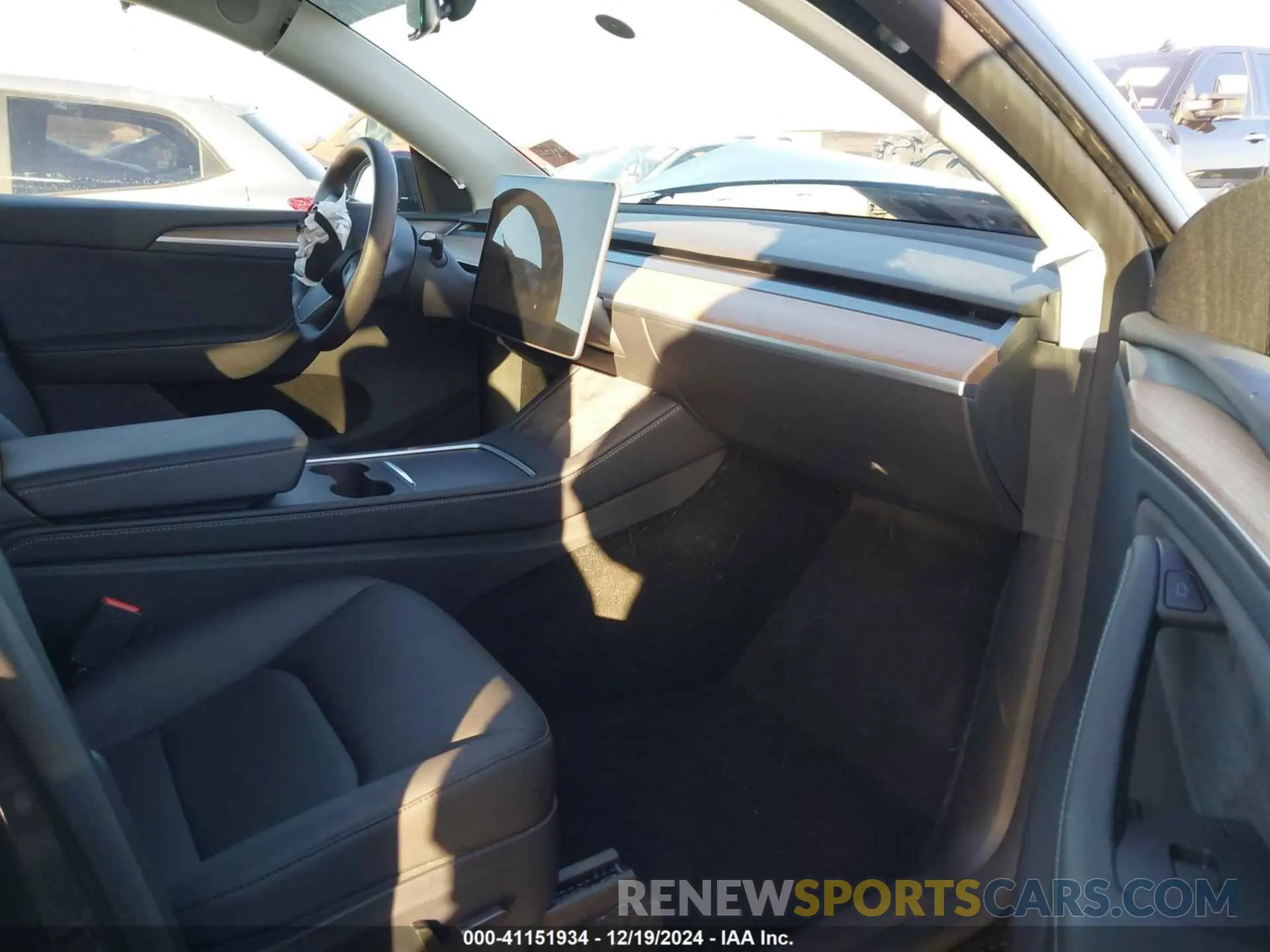 5 Photograph of a damaged car 7SAYGDEEXRA270975 TESLA MODEL Y 2024
