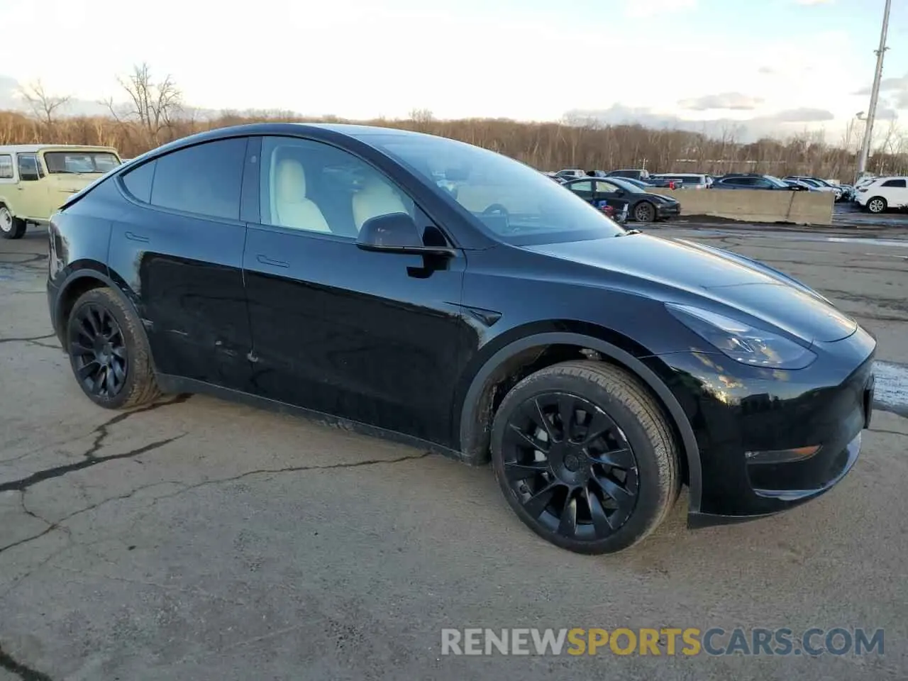 4 Photograph of a damaged car 7SAYGDEEXRA271821 TESLA MODEL Y 2024