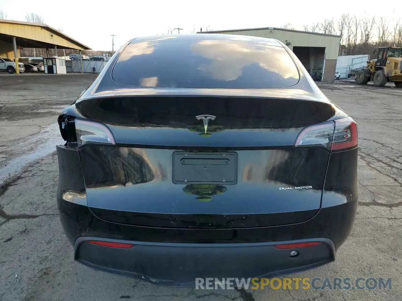 6 Photograph of a damaged car 7SAYGDEEXRA271821 TESLA MODEL Y 2024
