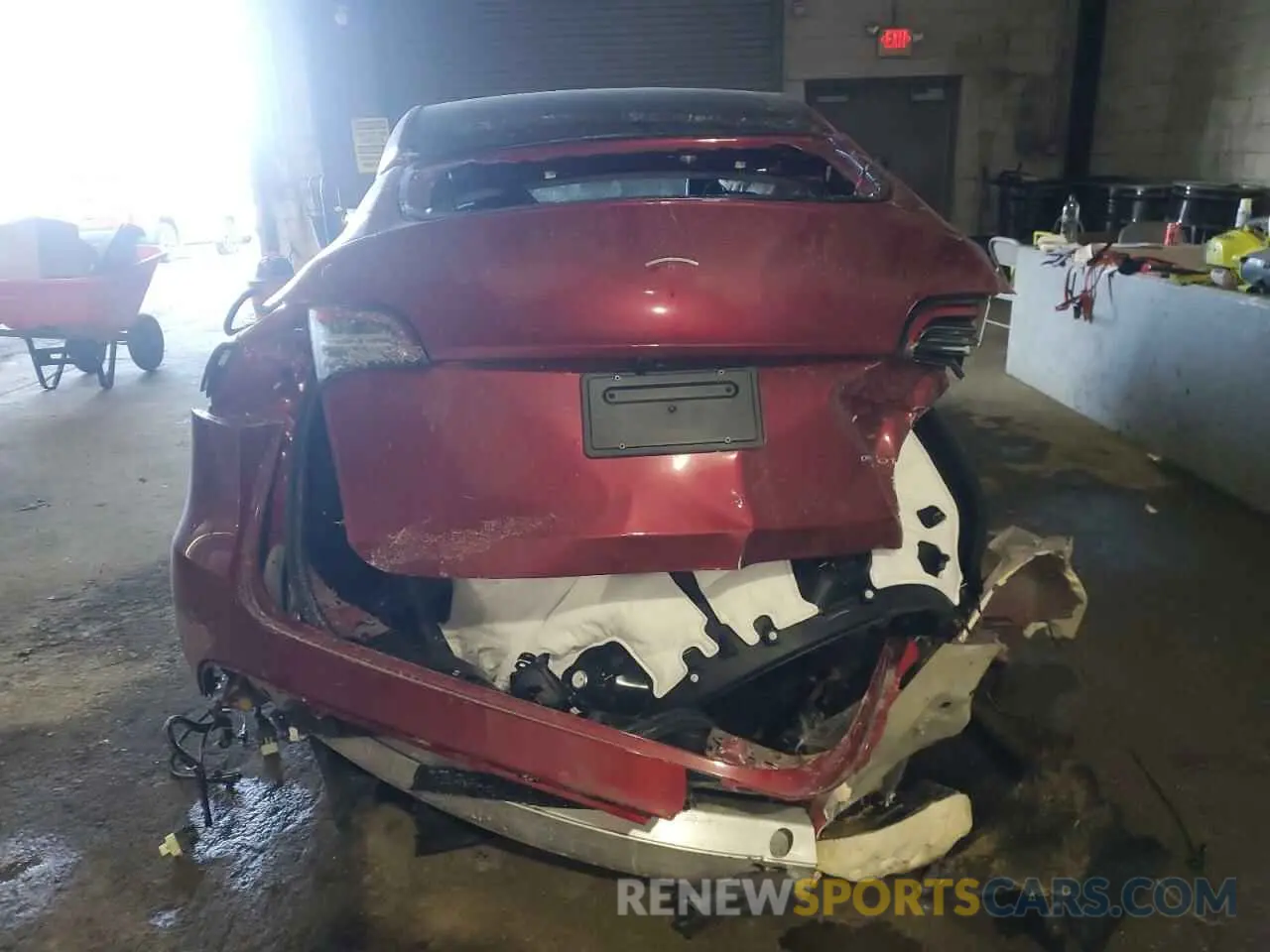 6 Photograph of a damaged car 7SAYGDEEXRA284763 TESLA MODEL Y 2024