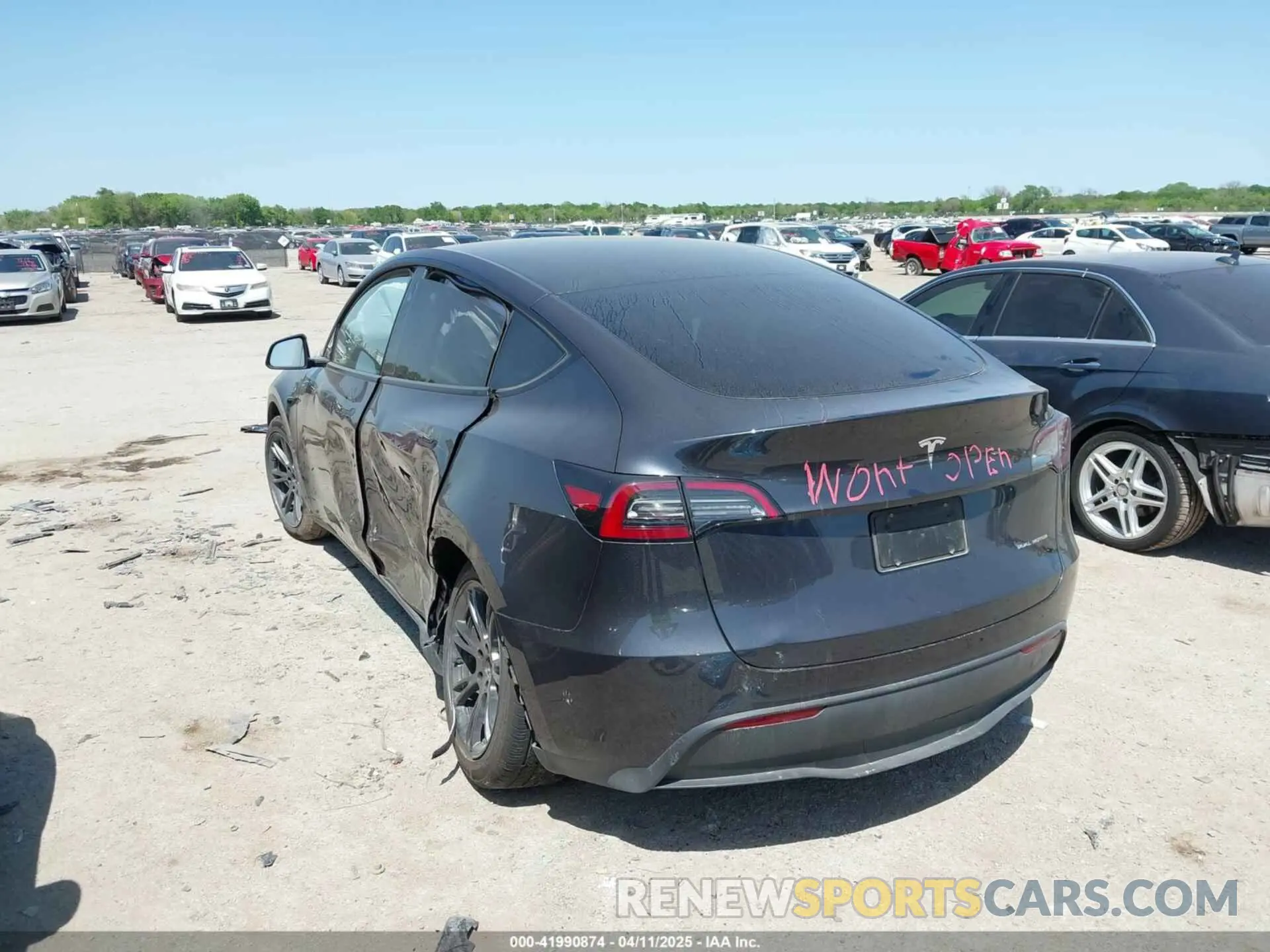 3 Photograph of a damaged car 7SAYGDEEXRA304932 TESLA MODEL Y 2024