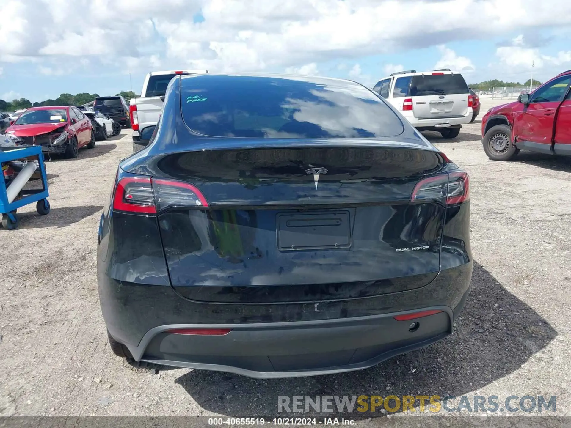 17 Photograph of a damaged car 7SAYGDEEXRA308320 TESLA MODEL Y 2024