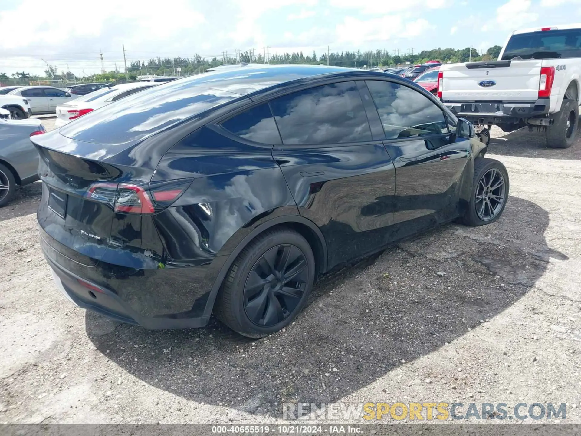4 Photograph of a damaged car 7SAYGDEEXRA308320 TESLA MODEL Y 2024