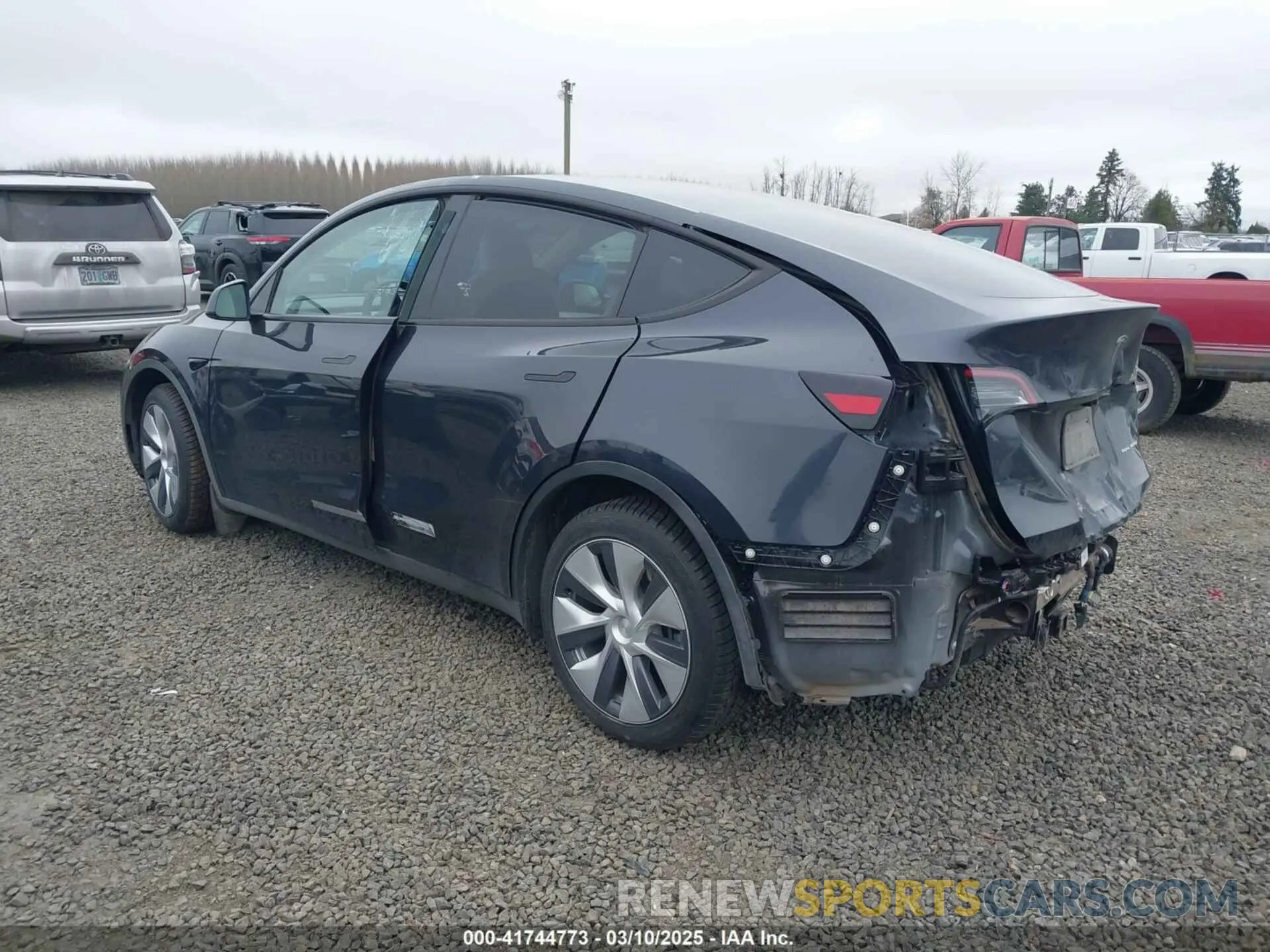 3 Photograph of a damaged car 7SAYGDEEXRF073775 TESLA MODEL Y 2024