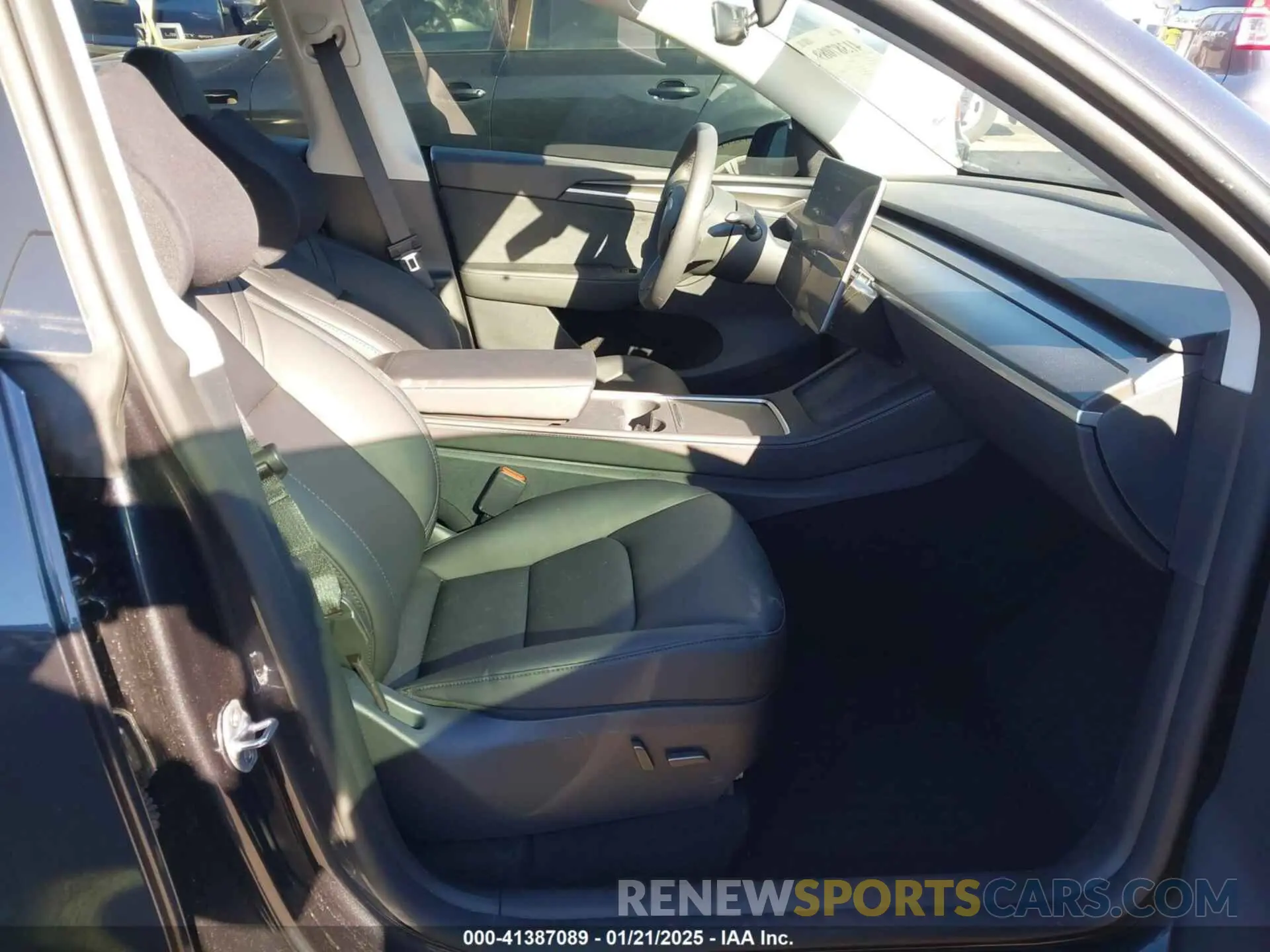 5 Photograph of a damaged car 7SAYGDEEXRF090852 TESLA MODEL Y 2024