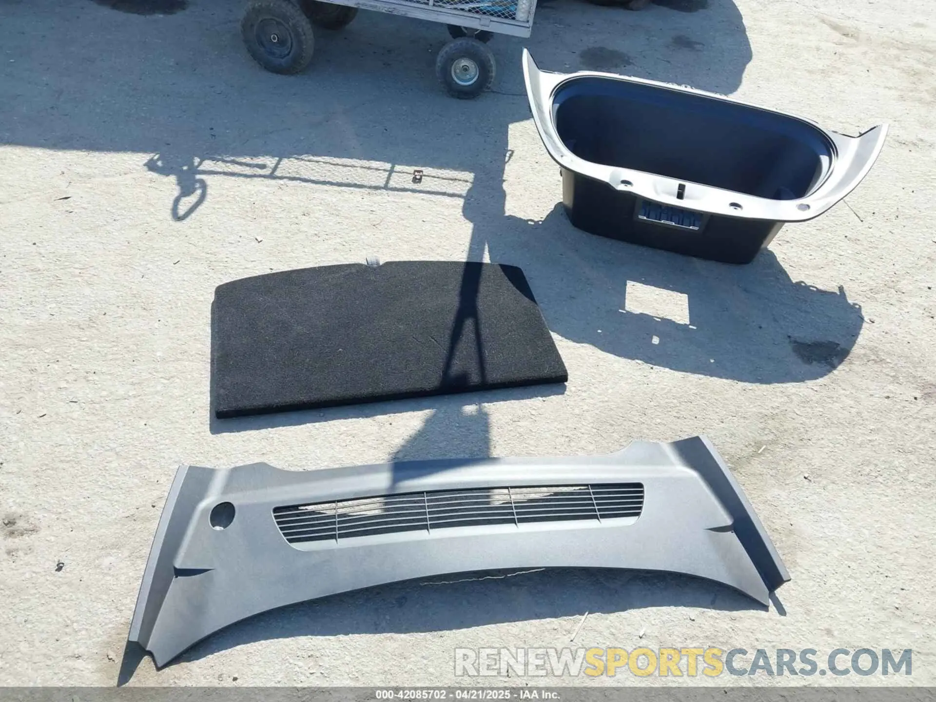 12 Photograph of a damaged car 7SAYGDEEXRF146109 TESLA MODEL Y 2024