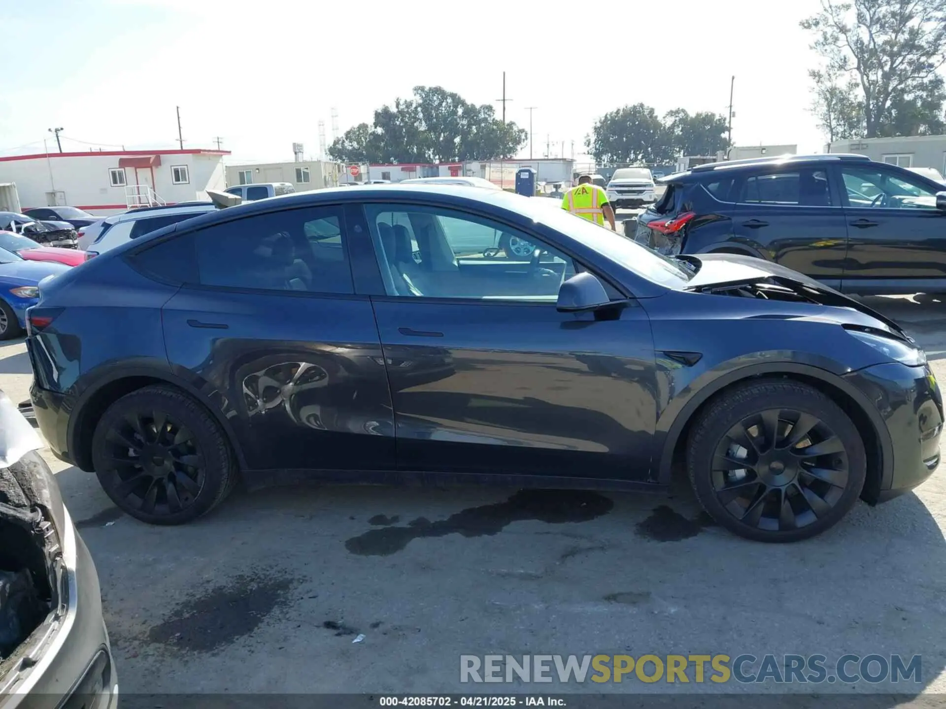 14 Photograph of a damaged car 7SAYGDEEXRF146109 TESLA MODEL Y 2024