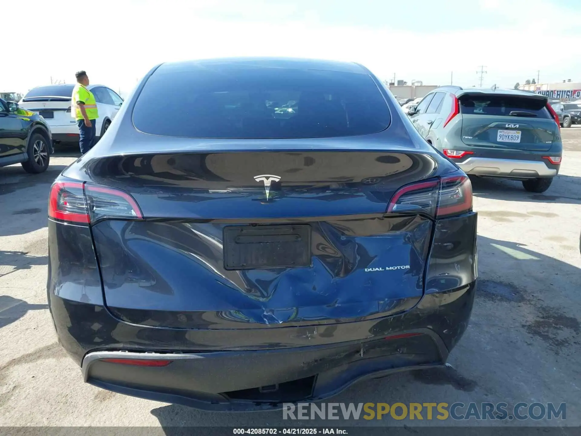 17 Photograph of a damaged car 7SAYGDEEXRF146109 TESLA MODEL Y 2024