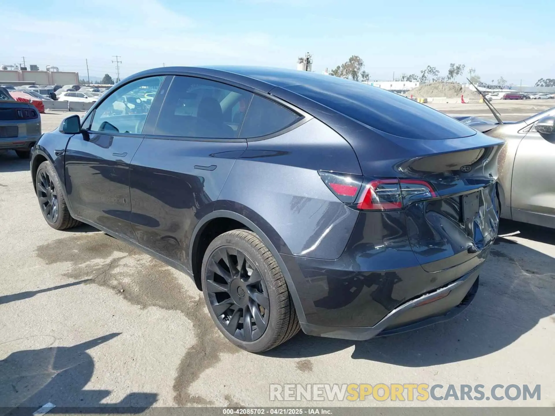 3 Photograph of a damaged car 7SAYGDEEXRF146109 TESLA MODEL Y 2024