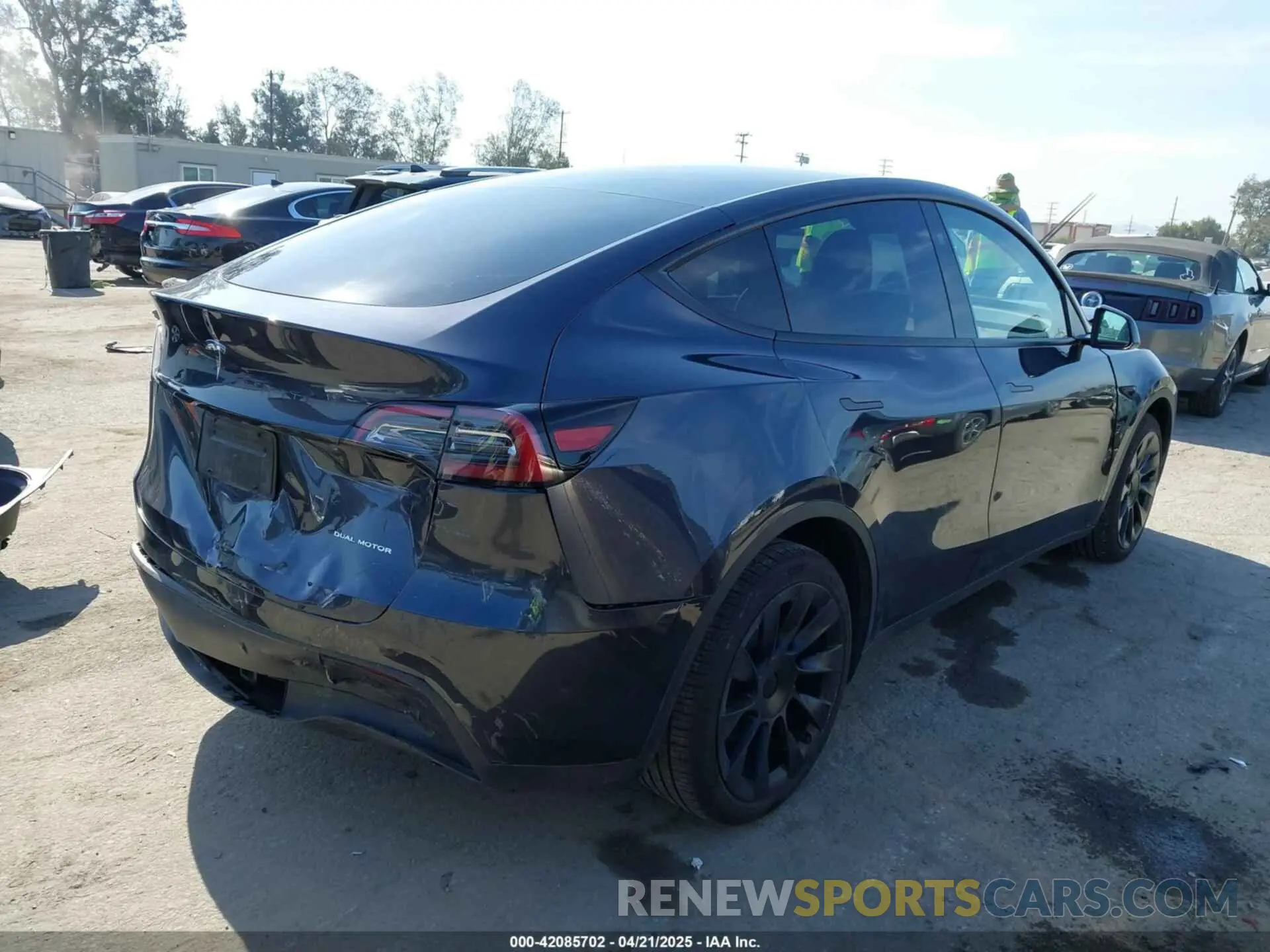 4 Photograph of a damaged car 7SAYGDEEXRF146109 TESLA MODEL Y 2024