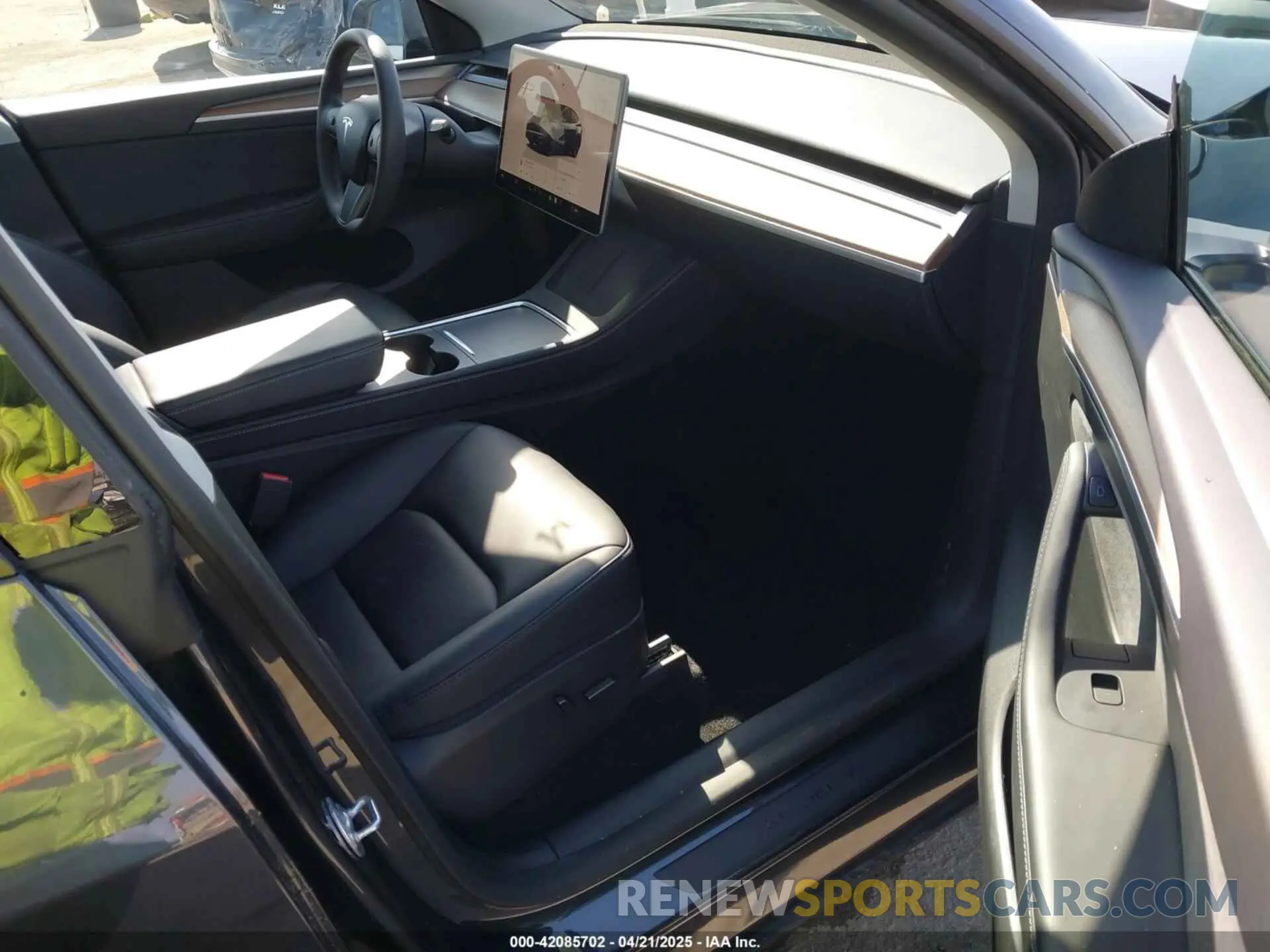 5 Photograph of a damaged car 7SAYGDEEXRF146109 TESLA MODEL Y 2024