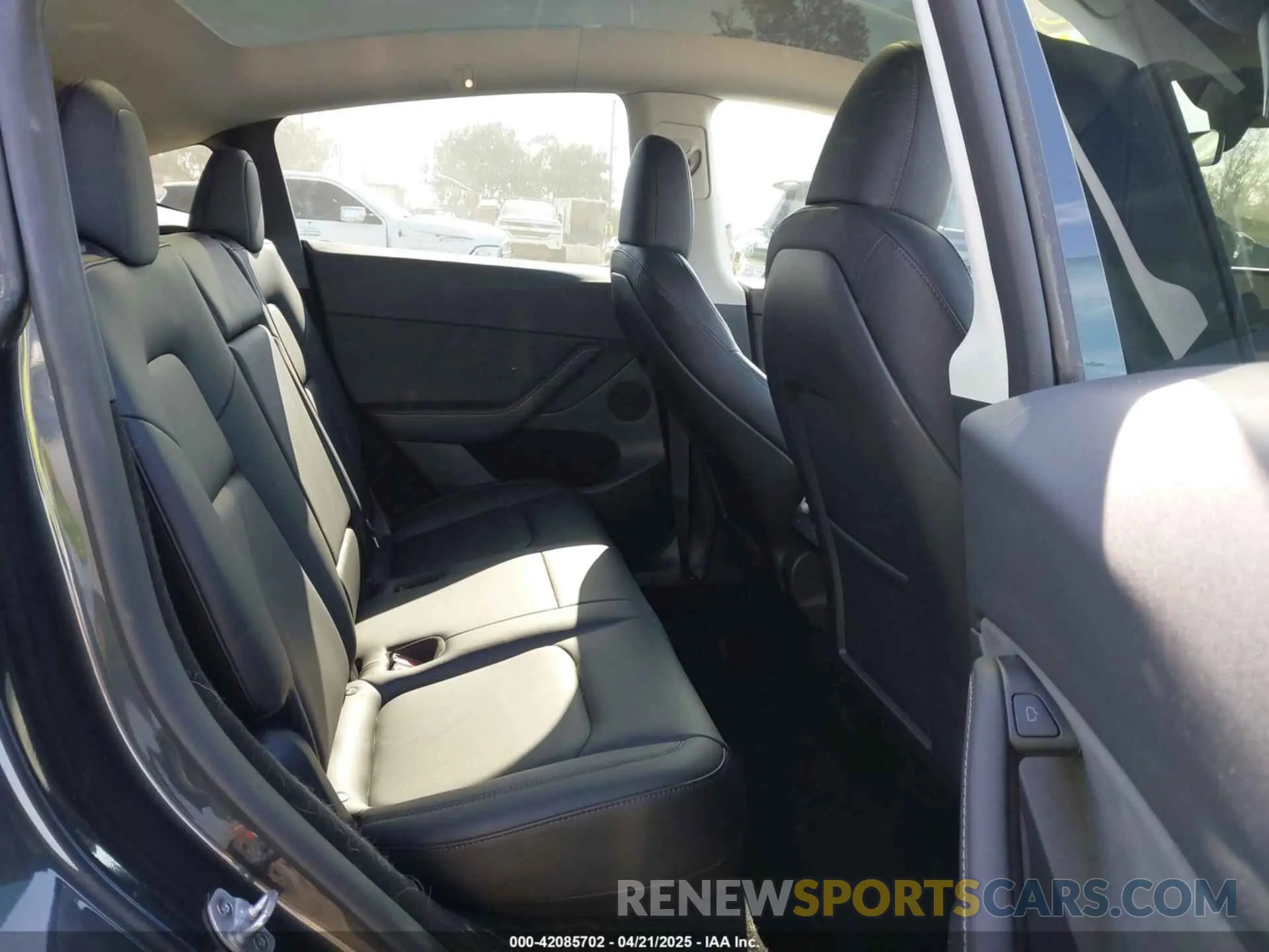 8 Photograph of a damaged car 7SAYGDEEXRF146109 TESLA MODEL Y 2024