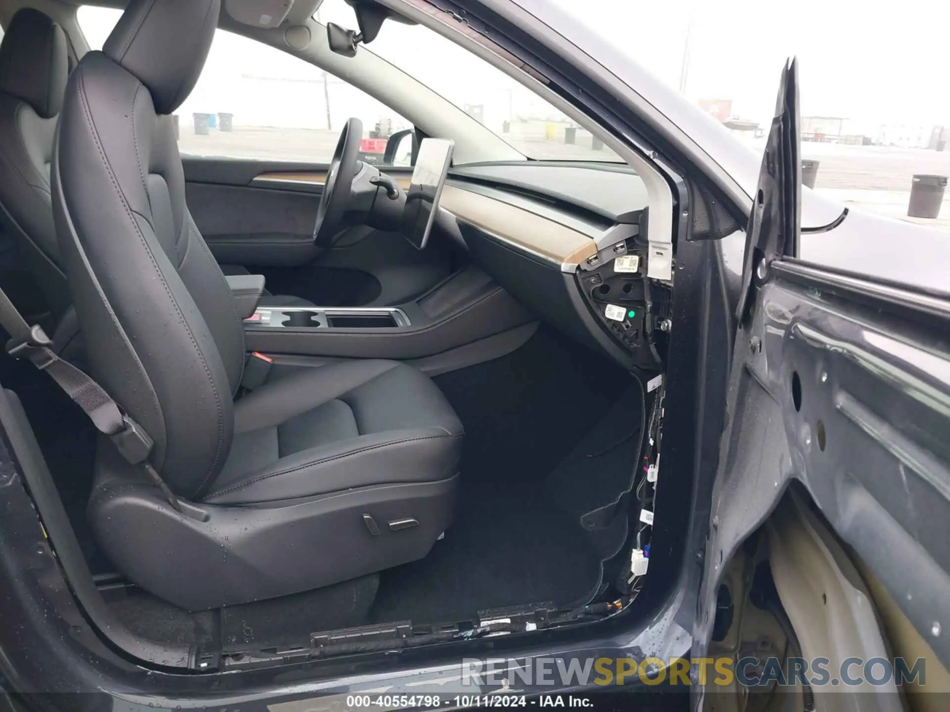 5 Photograph of a damaged car 7SAYGDEEXRF180731 TESLA MODEL Y 2024